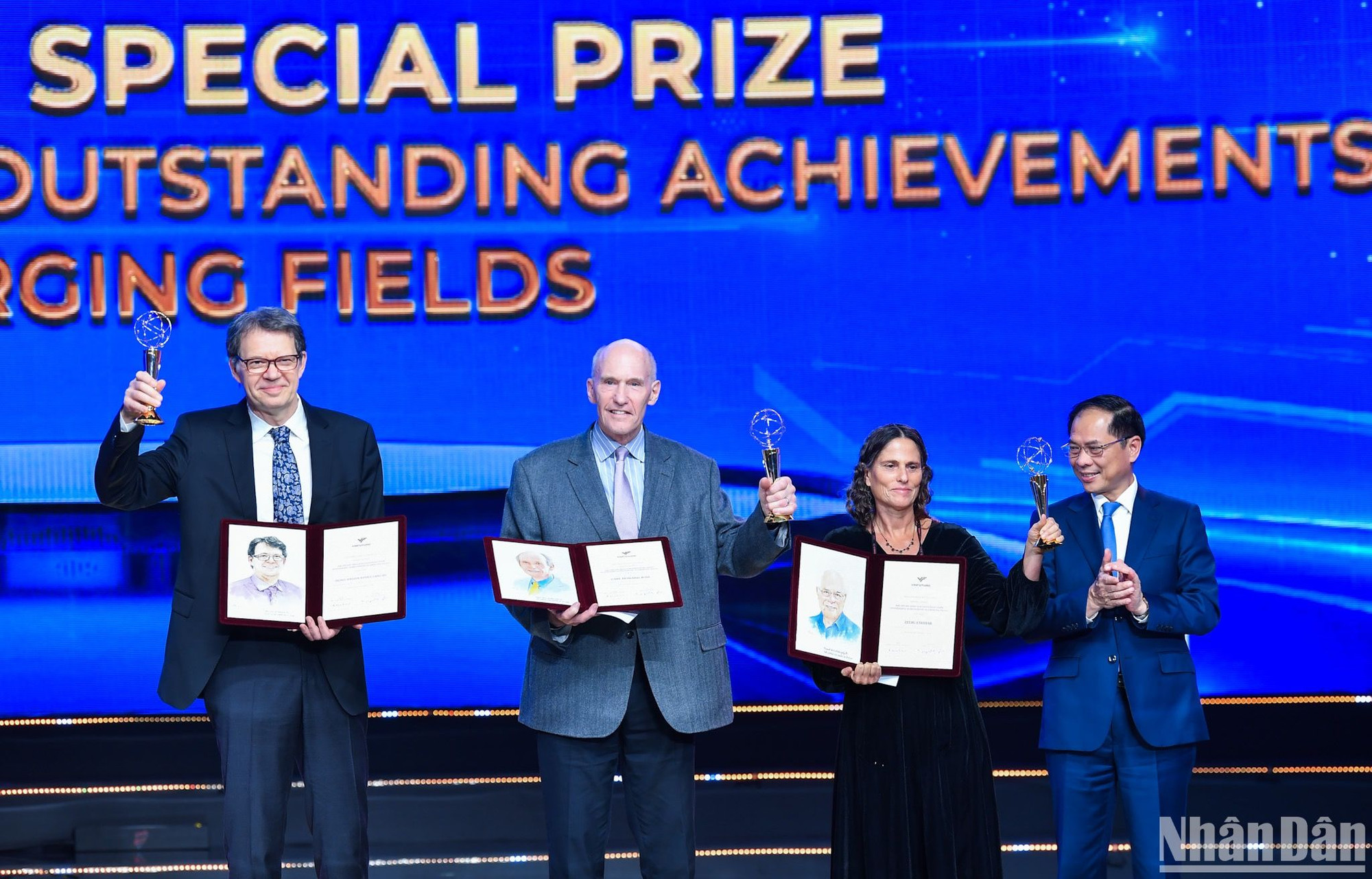 Phó Thủ tướng Chính phủ, Bộ trưởng Ngoại giao Bùi Thanh Sơn trao cúp và chứng nhận cho các nhà khoa học nhận giải Đặc biệt dành cho các nhà khoa học nghiên cứu các lĩnh vực mới. Giải thưởng vinh danh 3 nhà khoa học: Giáo sư Zelig Eshhar, Giáo sư Carl H. June và Giáo sư Michel Sadelain với công trình phát triển liệu pháp tế bào CAR-T để điều trị ung thư và các bệnh khác. (Ảnh: THÀNH ĐẠT)