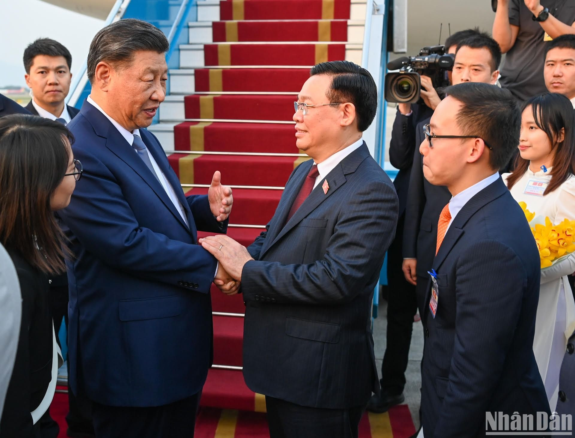 Tổng Bí thư, Chủ tịch Trung Quốc Tập Cận Bình trao đổi với Chủ tịch Quốc hội Vương Đình Huệ.