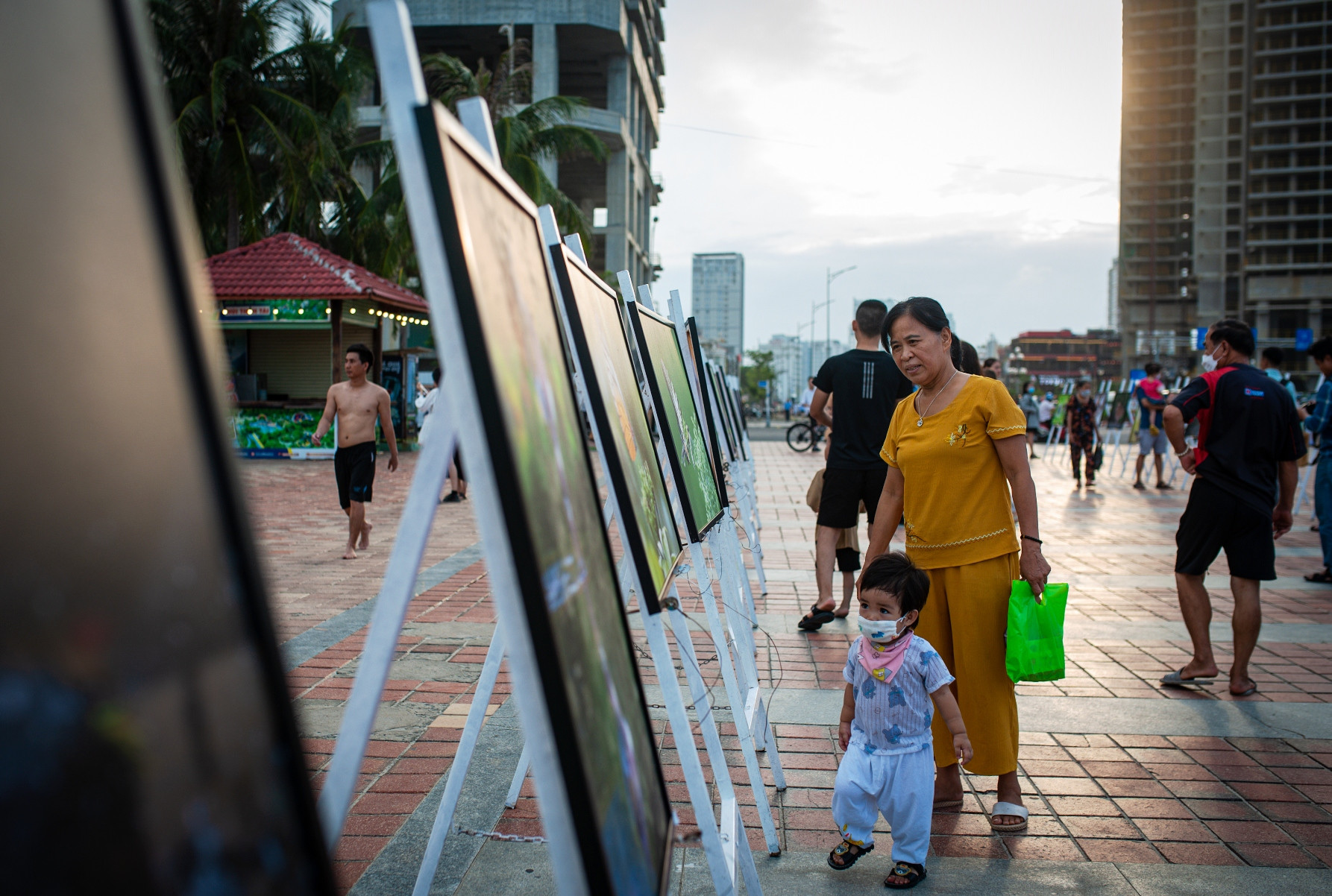 Cũng tại Công viên Biển Đông, ban tổ chức cũng đã trưng bày triển lãm ảnh khoảnh khắc Sơn Trà với những hình ảnh động vật quý hiếm của bán đảo Sơn Trà để vừa quảng bá, vừa giáo dục trách nhiệm bảo vệ thiên nhiên.