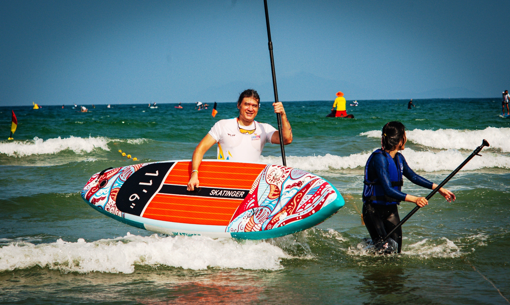 Du khách nước ngoài hào hứng tham gia thi đấu nội dung chèo Sup.