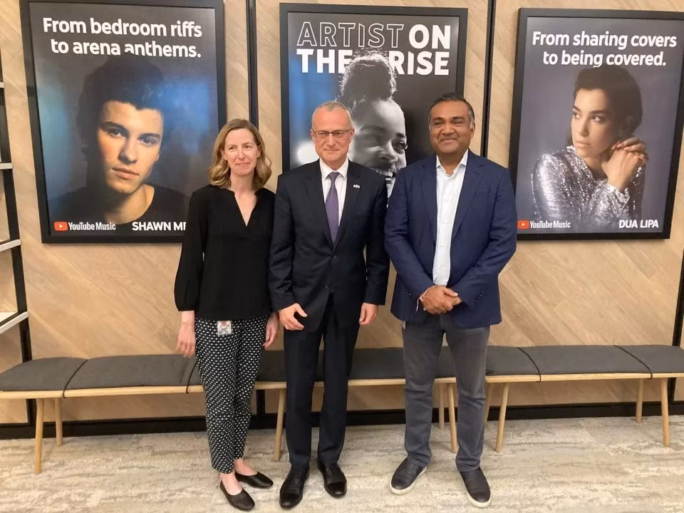 Neal Mohan chụp ảnh cùng Đại sứ Ba Lan tại Mỹ Marek Magierowski (ở giữa) và Phó Chủ tịch phụ trách chính sách công tại Google, Leslie Miller. (Ảnh: @mmagierowski/Twitter)