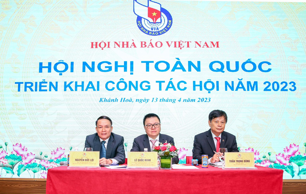 Chủ tịch Hội Nhà báo Việt Nam Lê Quốc Minh và các Phó Chủ tịch Nguyễn Đức Lợi, Trần Trọng Dũng chủ trì Hội nghị. (Ảnh: SƠN HẢI)