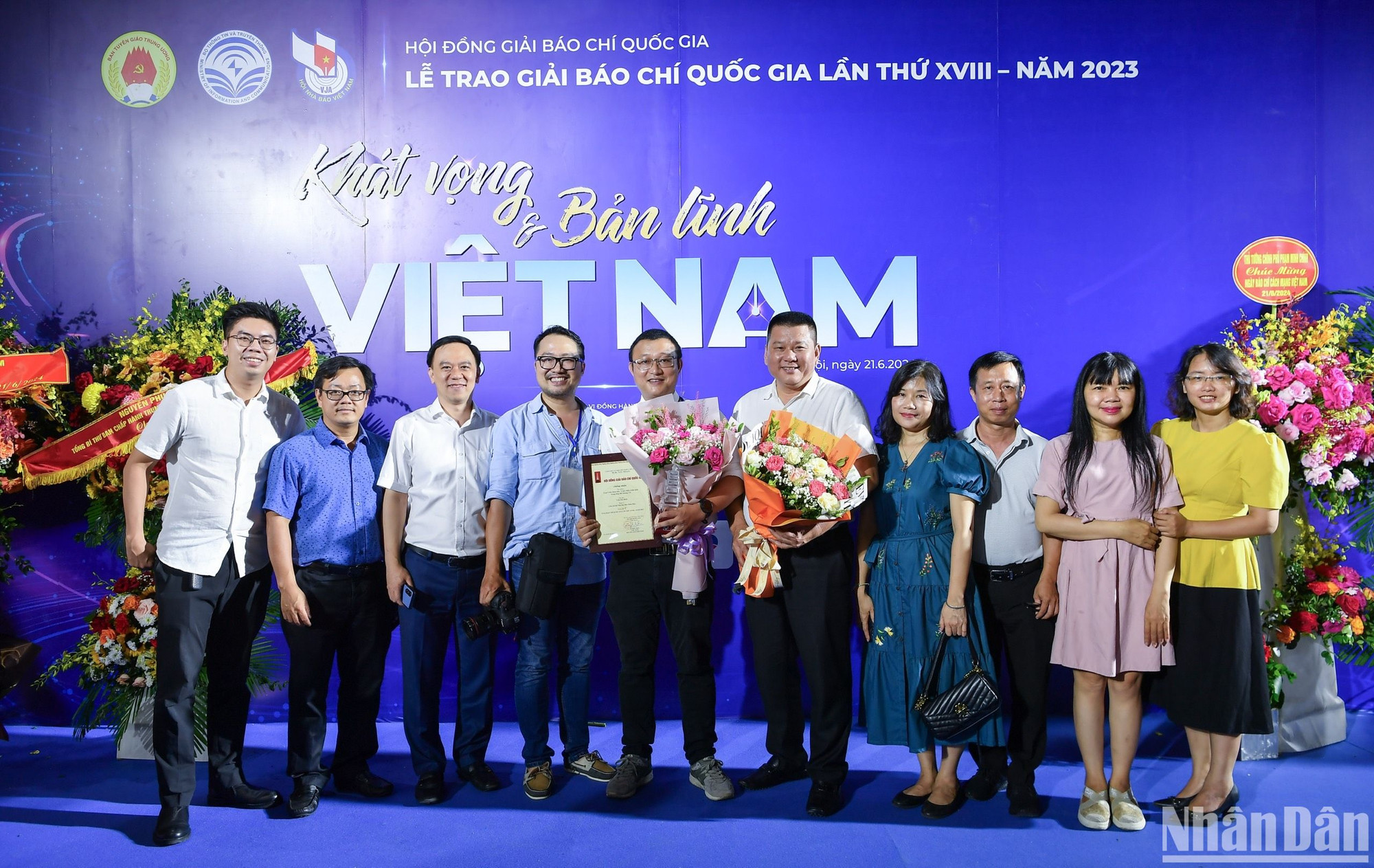 Mùa giải Báo chí quốc gia năm nay, Liên chi hội Nhà báo Báo Nhân Dân vinh dự được trao 2 giải B, 4 giải C và 2 giải Khuyến khích, trong đó có loạt bài "Bom mìn - Cuộc chiến trăm năm trong lòng đất Quảng Trị" của tác giả Trần Sơn Bách (Báo Nhân Dân điện tử, giải C). Mùa giải Báo chí quốc gia năm nay, Liên chi hội Nhà báo Báo Nhân Dân vinh dự được trao 2 giải B, 4 giải C và 2 giải Khuyến khích, trong đó có loạt bài "Bom mìn - Cuộc chiến trăm năm trong lòng đất Quảng Trị" của tác giả Trần Sơn Bách (Báo Nhân Dân điện tử, giải C).