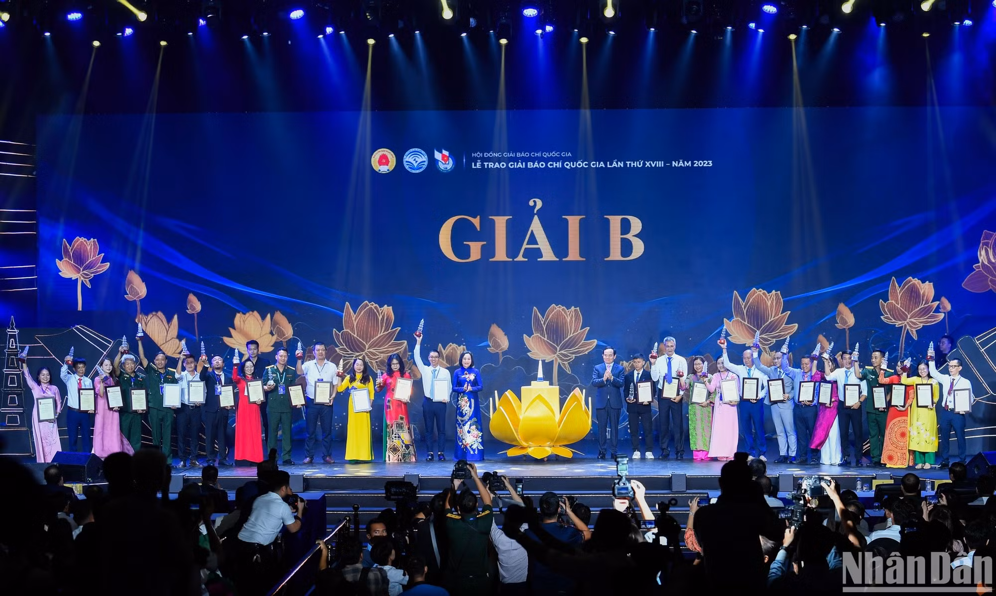 Đồng chí Trần Lưu Quang, Ủy viên Trung ương Đảng, Phó Thủ tướng Chính phủ và đồng chí Nguyễn Thị Thanh, Ủy viên Trung ương Đảng, Phó Chủ tịch Quốc hội trao giải cho các tác giả, nhóm tác giả đoạt giải B.