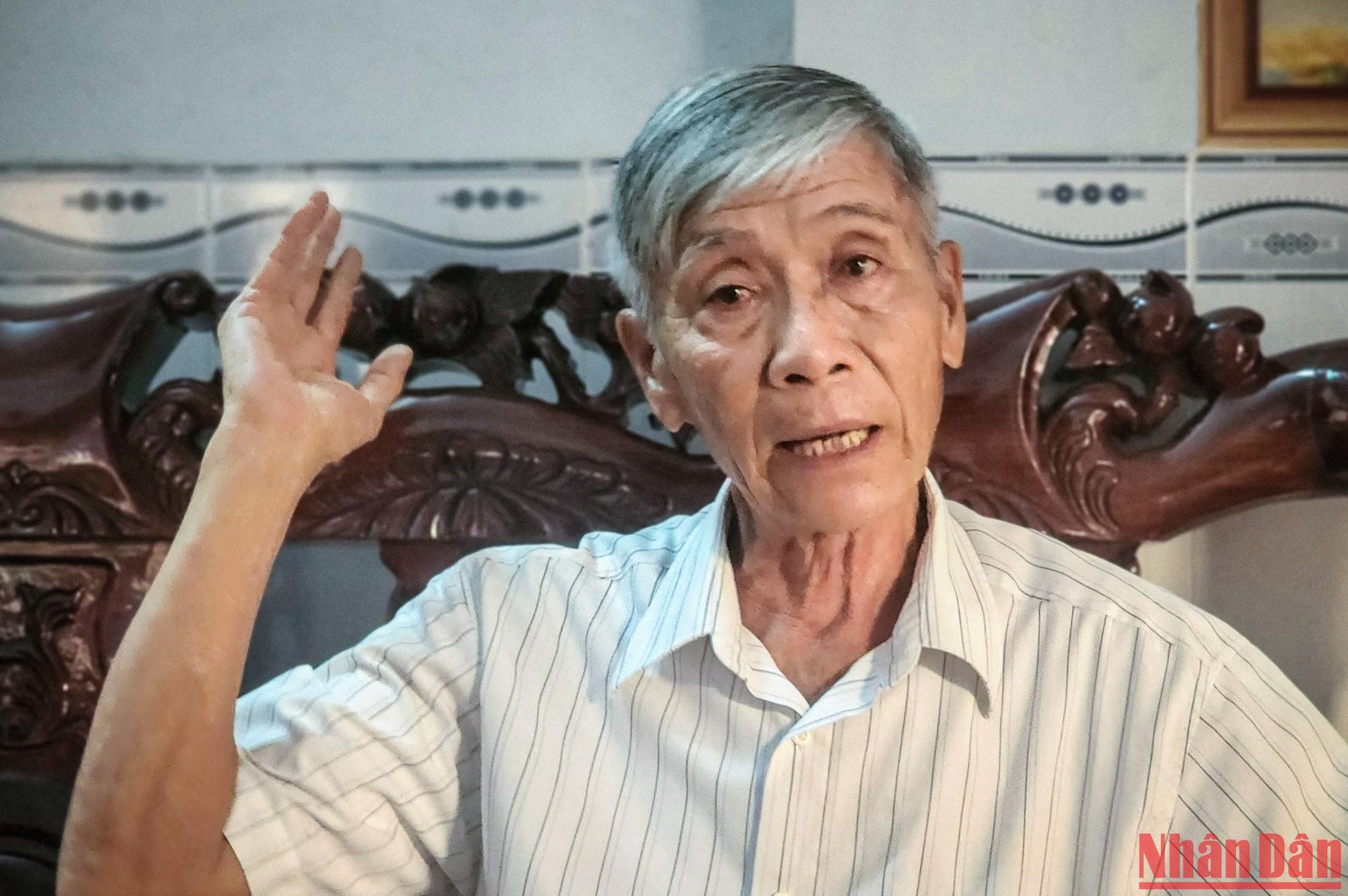 Khi nói chuyện, đôi mắt ông luôn đỏ hoe. Những ký ức từ những ngày đi tìm đồng đội dội về khiến ông luôn muốn... khóc. (Ảnh: THÀNH ĐẠT)