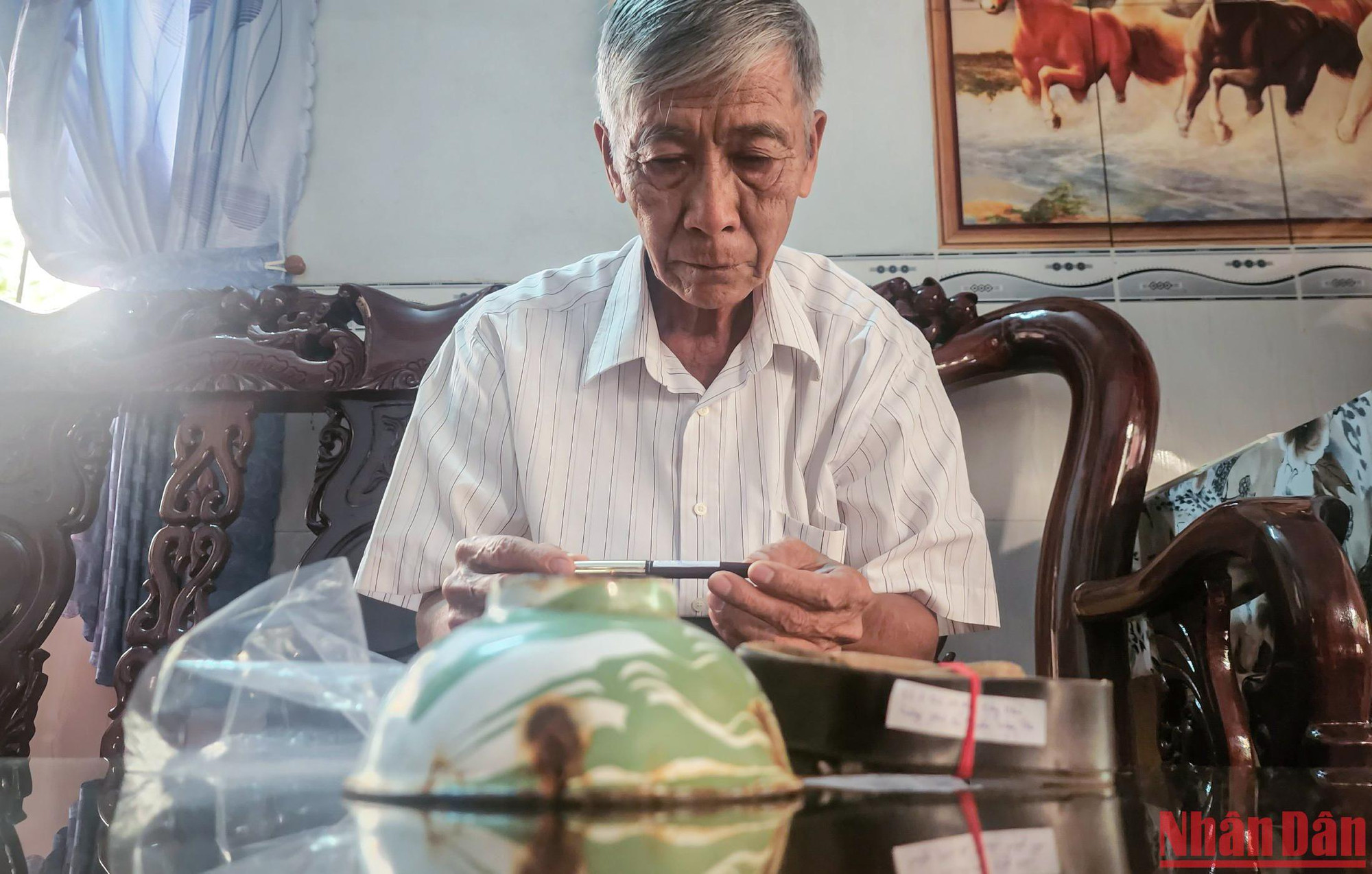 Những kỷ vật dưới lòng đất trở thành thứ tài sản quý giá nhất của ông Hai. (Ảnh: THÀNH ĐẠT)