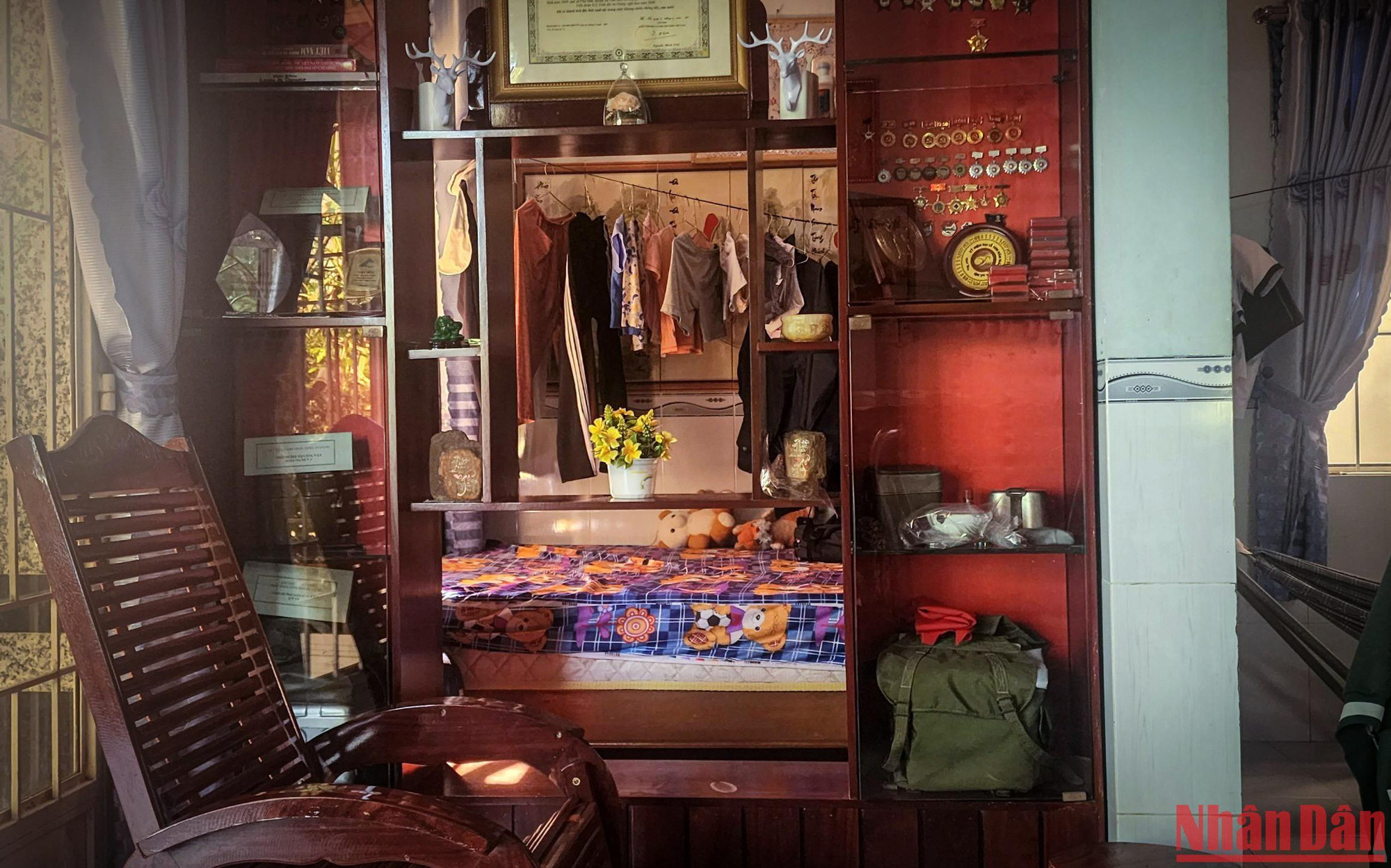 Tủ đồ được đặt trang trọng trong nhà, bên trong là những kỷ vật 20 năm ông Hai Trí mang theo để đi tìm đồng đội. (Ảnh: THÀNH ĐẠT)