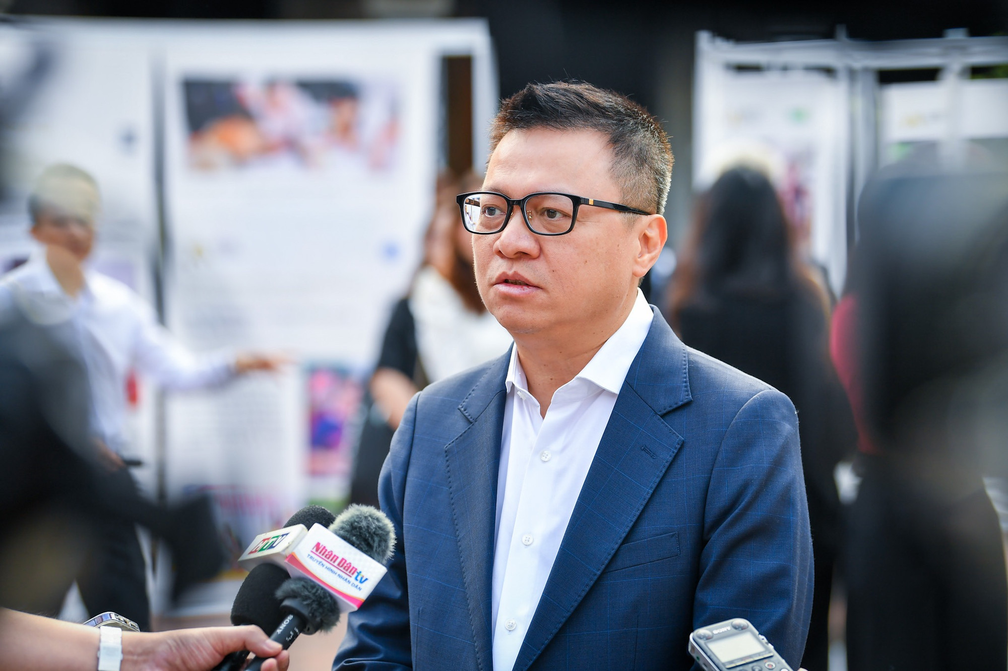 Đồng chí Lê Quốc Minh khẳng định, chủ đề "Cộng đồng kiến tạo" của Giải thưởng Human Act Prize 2024 mang ý nghĩa thúc đẩy sự lan tỏa và kết nối trong các hoạt động vì cộng đồng, không chỉ dừng lại ở việc tôn vinh những sáng kiến xuất sắc mà còn khuyến khích sự nhân rộng các mô hình hiệu quả. Đồng chí Lê Quốc Minh khẳng định, chủ đề "Cộng đồng kiến tạo" của Giải thưởng Human Act Prize 2024 mang ý nghĩa thúc đẩy sự lan tỏa và kết nối trong các hoạt động vì cộng đồng, không chỉ dừng lại ở việc tôn vinh những sáng kiến xuất sắc mà còn khuyến khích sự nhân rộng các mô hình hiệu quả.