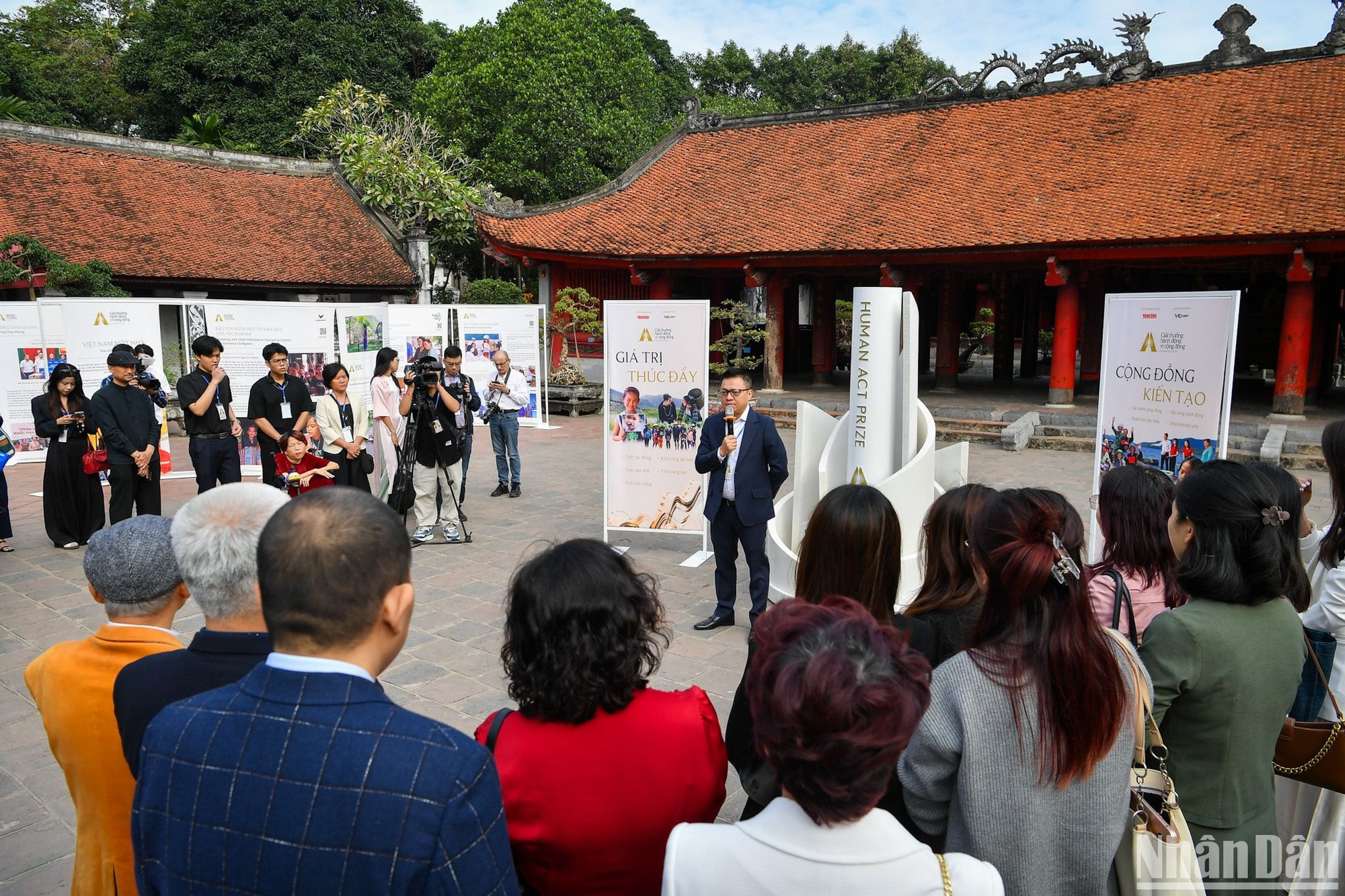 Chia sẻ về lý do chọn chủ đề "Cộng đồng kiến tạo" cho mùa giải Human Act Prize năm nay, đồng chí Lê Quốc Minh cho biết, trong xã hội có rất nhiều người đang tham gia hoạt động vì cộng đồng một cách thầm lặng, bền bỉ, và chúng ta cần phải vinh danh họ.