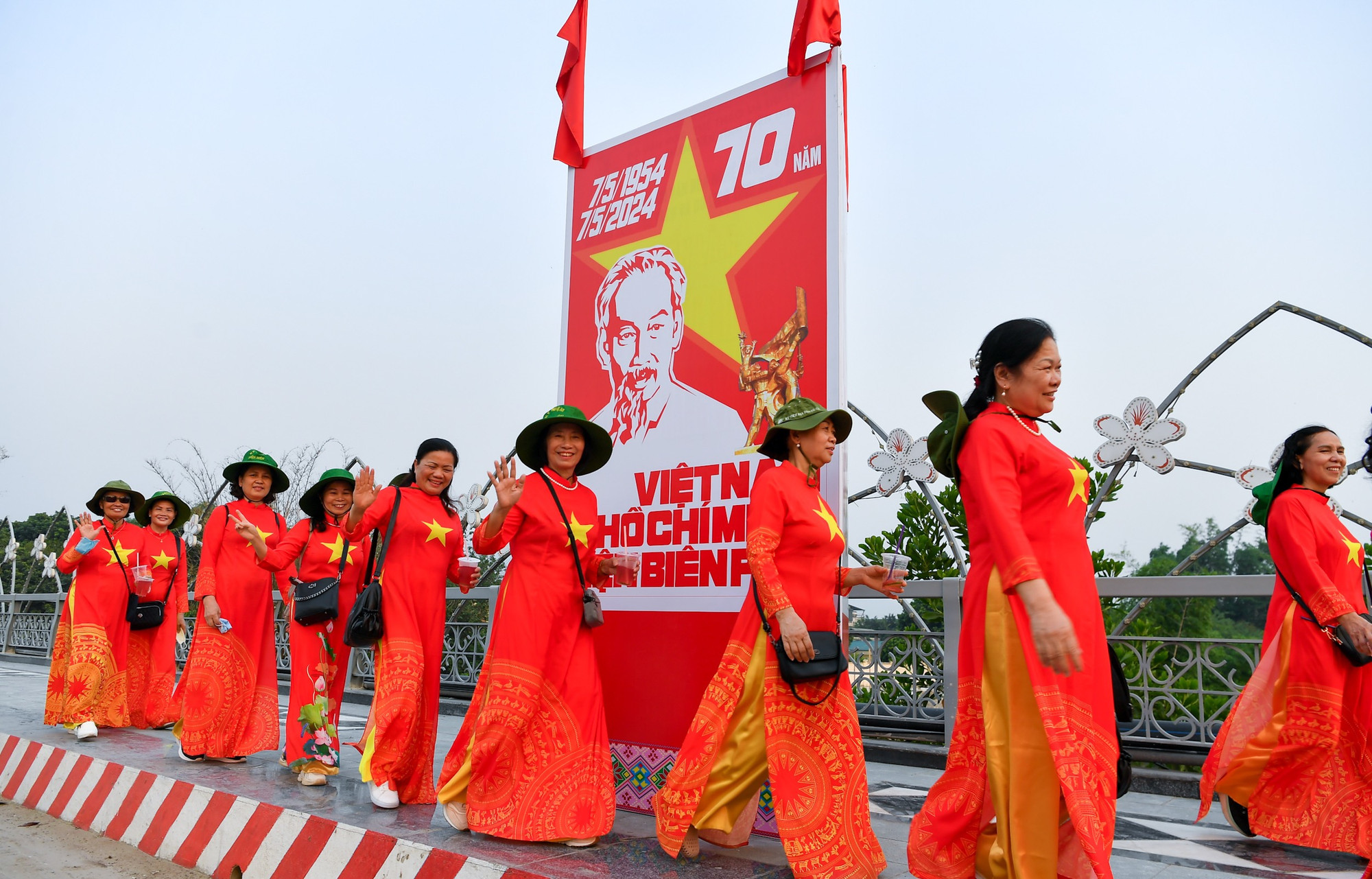 Không khí vui tươi, háo hức hiện rõ trên khuôn mặt của người dân địa phương và du khách trong những ngày gần kề đại lễ.