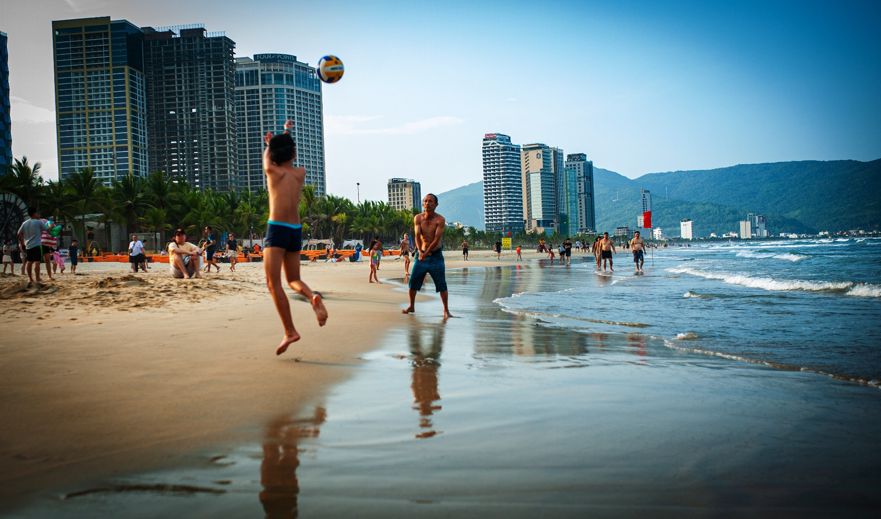 Dọc các bãi tắm của biển Mỹ Khê trong ngày, người dân Đà Nẵng cùng du khách trong và ngoài nước cũng đến vui chơi, tắm biển.