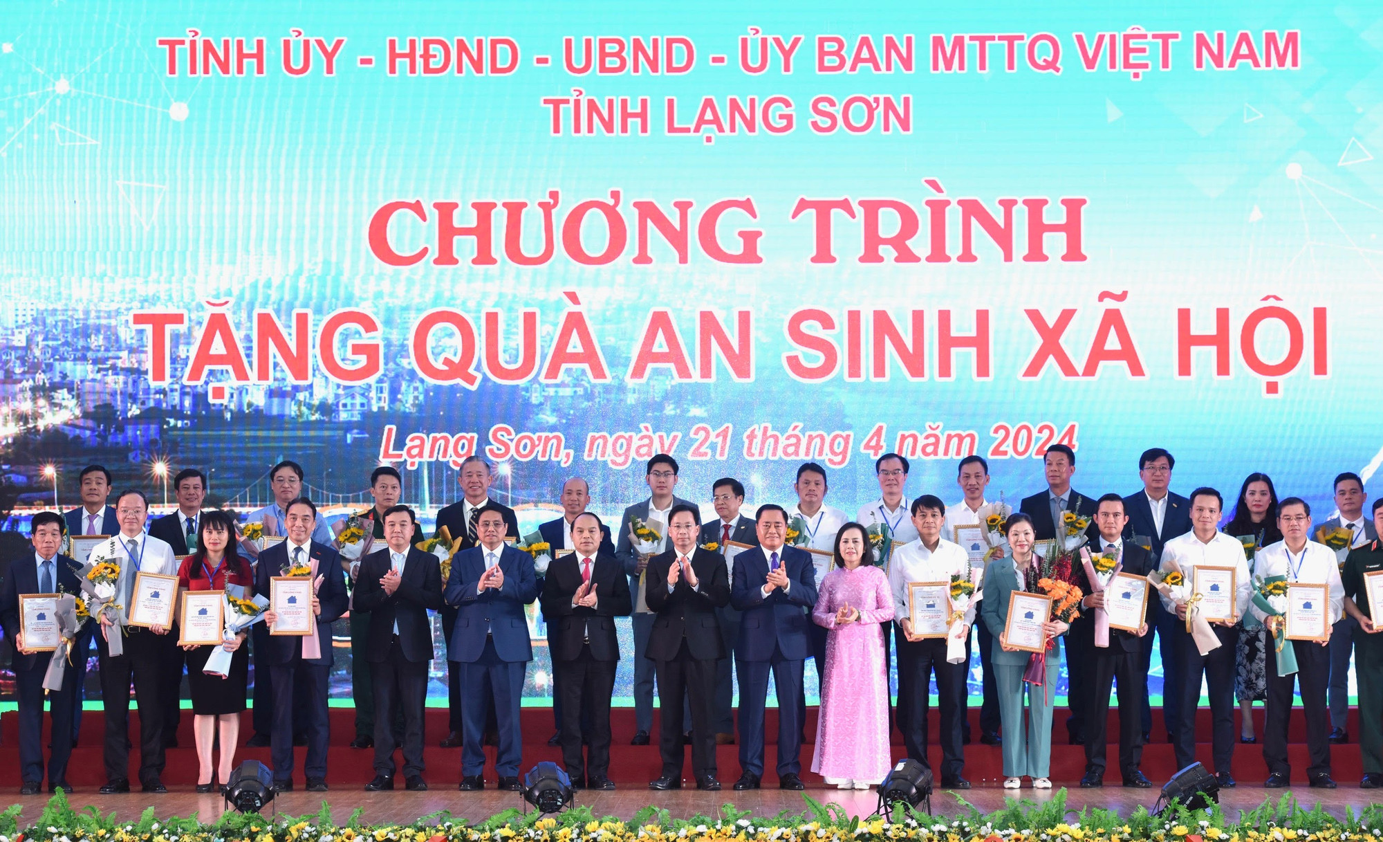 Thủ tướng Phạm Minh Chính và lãnh đạo tỉnh Lạng Sơn chụp ảnh lưu niệm với các nhà tài trợ chương trình xóa nhà tạm. Thủ tướng Phạm Minh Chính và lãnh đạo tỉnh Lạng Sơn chụp ảnh lưu niệm với các nhà tài trợ chương trình xóa nhà tạm.