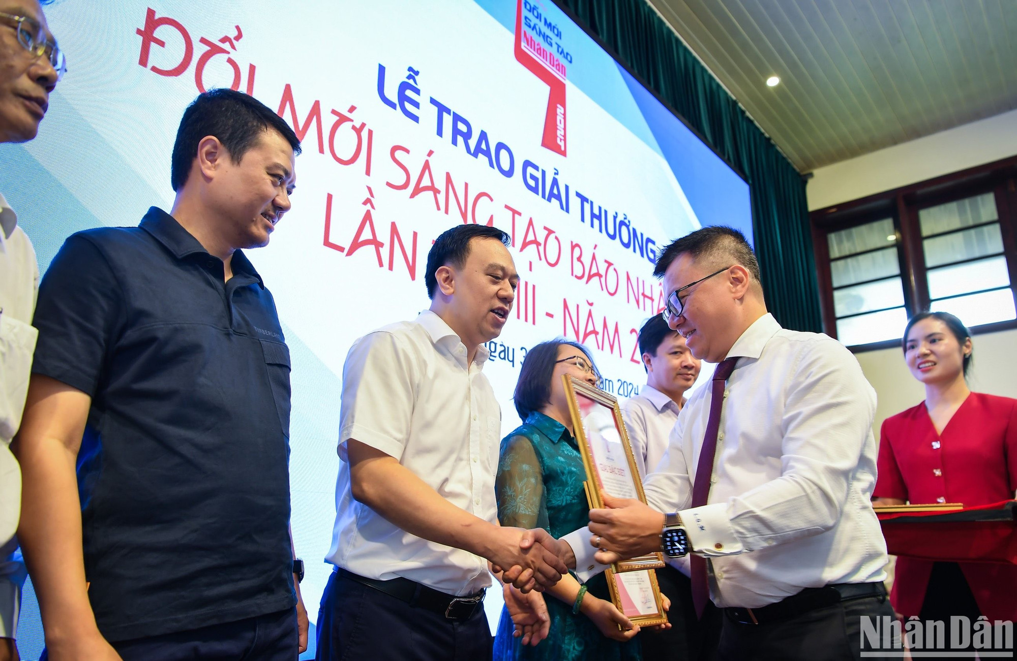 Đồng chí Tổng Biên tập Lê Quốc Minh trao giải Đặc biệt cho các đơn vị đã phối hợp triển khai Đợt tuyên truyền cao điểm về 70 năm Chiến thắng Điện Biên Phủ. Đồng chí Tổng Biên tập Lê Quốc Minh trao giải Đặc biệt cho các đơn vị đã phối hợp triển khai Đợt tuyên truyền cao điểm về 70 năm Chiến thắng Điện Biên Phủ.