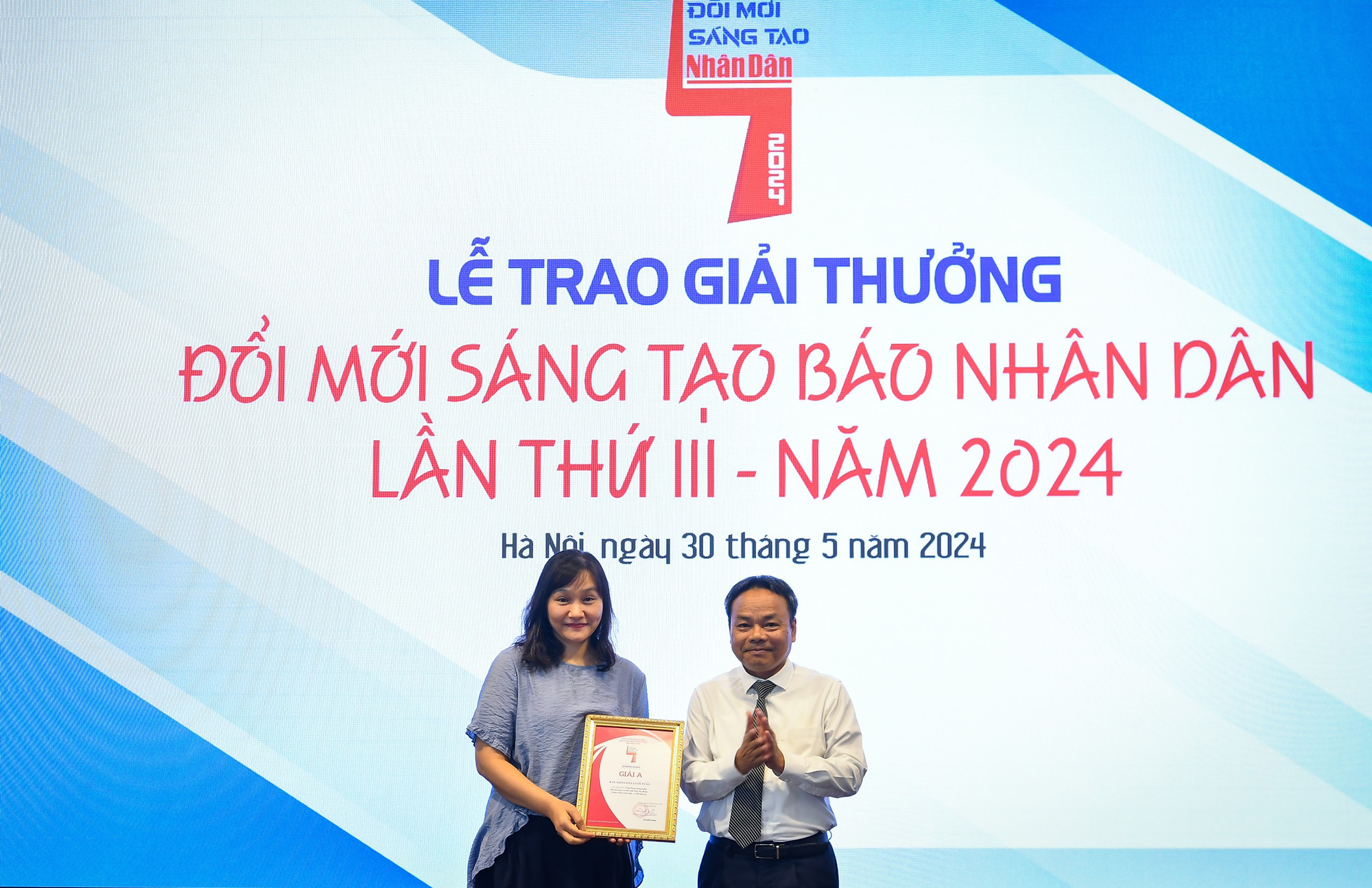 Đồng chí Đinh Như Hoan, Phó Tổng Biên tập, Chủ tịch Liên chi hội nhà báo Báo Nhân Dân trao giải A cho đại diện Ban Nhân Dân cuối tuần.