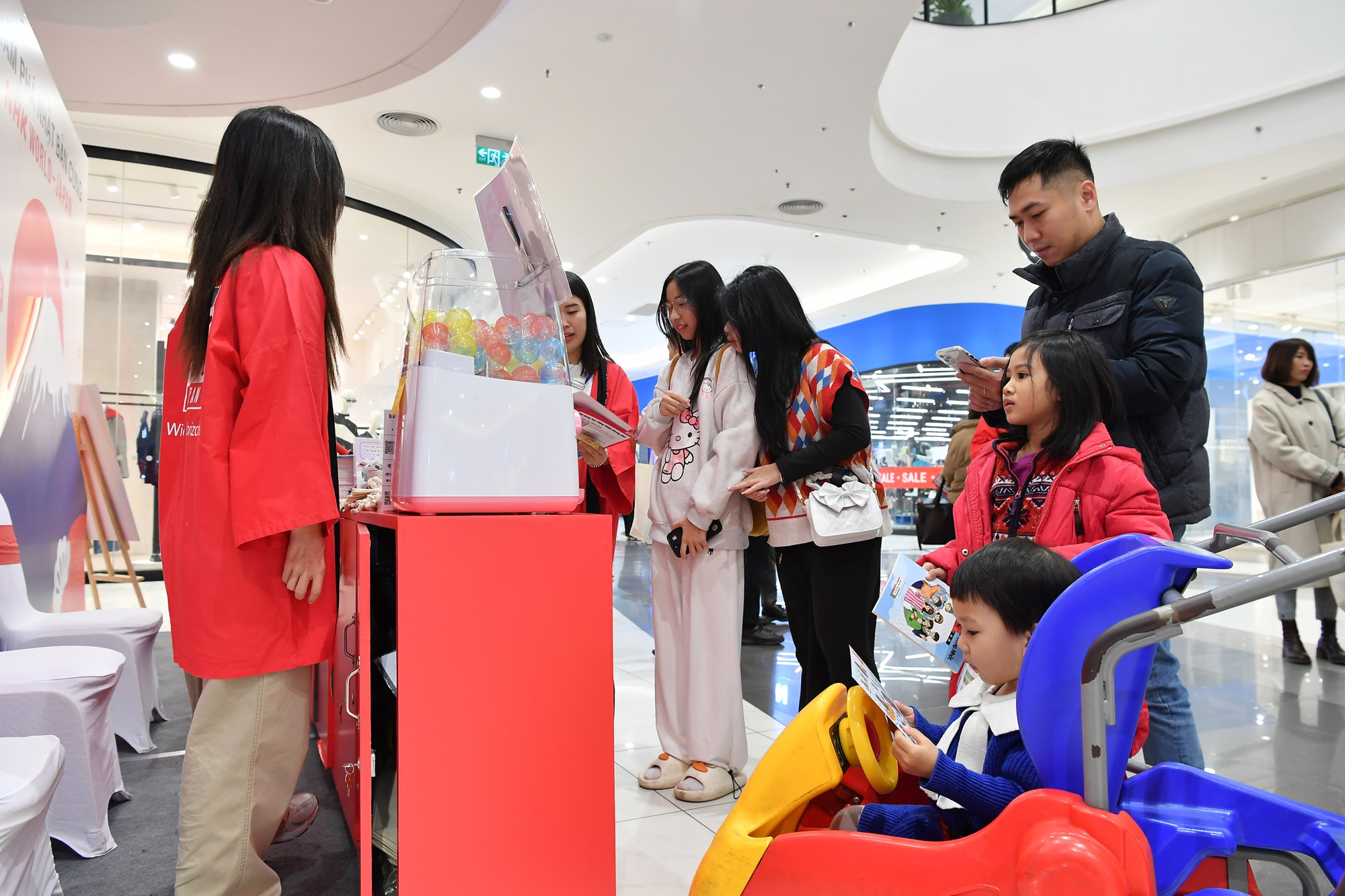 Các hoạt động chính trong chuỗi sự kiện bao gồm: Trình chiếu video giới thiệu về NHK World-Japan; các trò chơi tương tác... Các hoạt động chính trong chuỗi sự kiện bao gồm: Trình chiếu video giới thiệu về NHK World-Japan; các trò chơi tương tác...