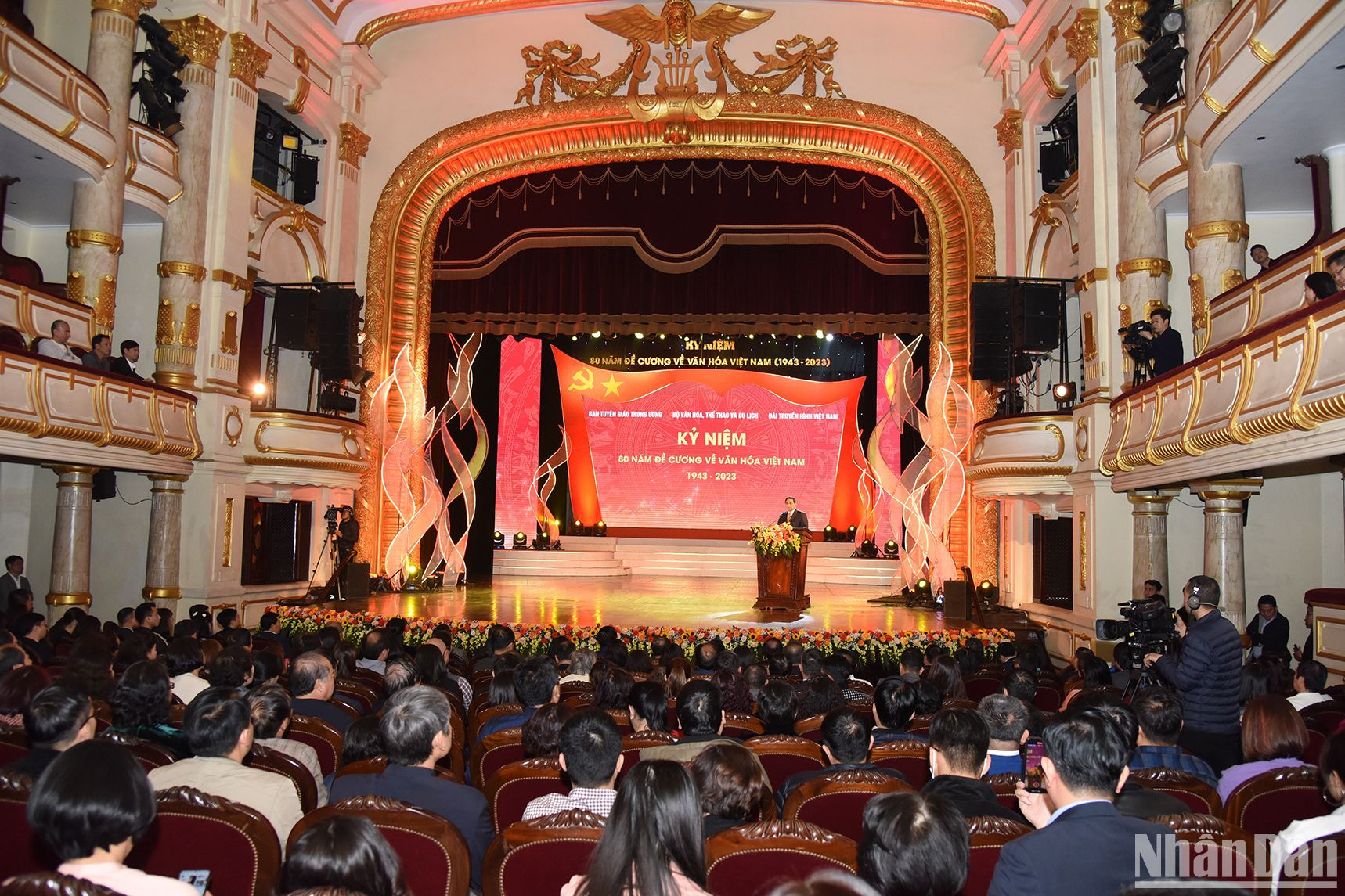 Chương trình nghệ thuật đặc biệt Kỷ niệm 80 năm ra đời Đề cương về Văn hóa Việt Nam gồm 3 chương: Chương I “Văn hóa soi đường cho quốc dân đi”; Chương II “Văn hóa hóa kháng chiến, kháng chiến hóa văn hoá”; Chương III “Văn hóa còn thì dân tộc còn”.