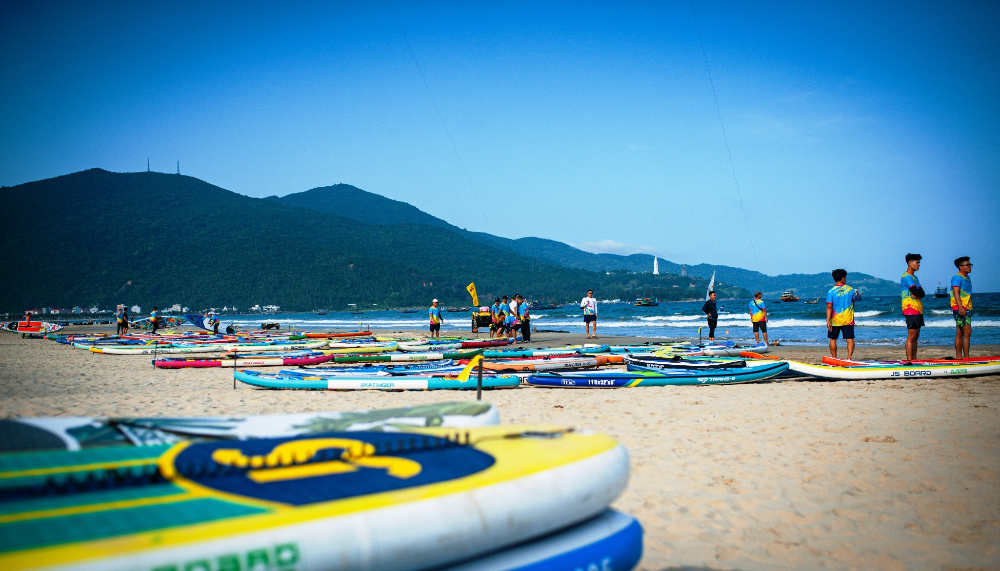 Ngày thi đấu thứ nhất kết thúc với hoạt động xếp chữ bằng gần 200 Sup trên cát.