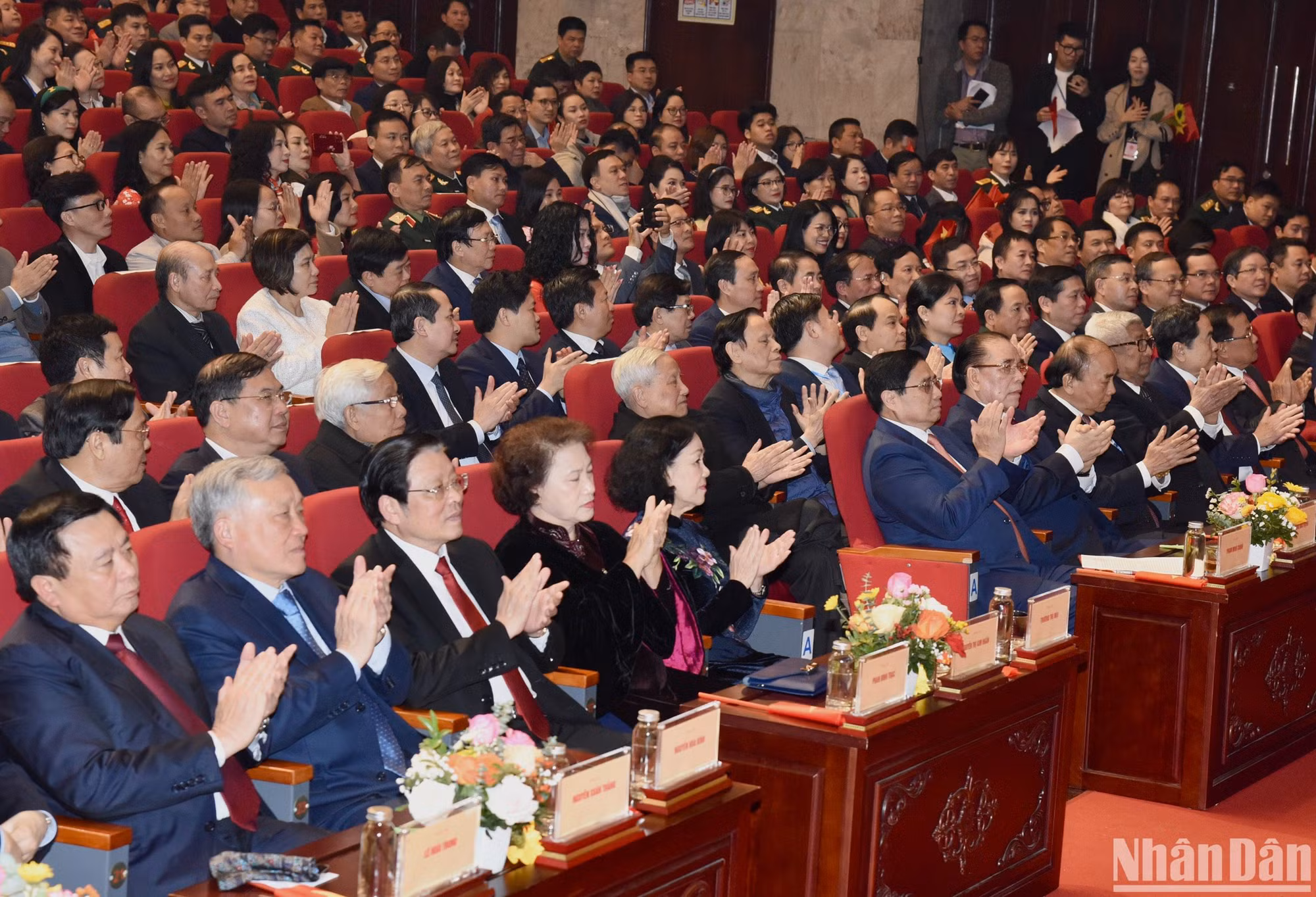Nguyên Tổng Bí thư Nông Đức Mạnh; nguyên Chủ tịch nước Nguyễn Xuân Phúc; Thủ tướng Phạm Minh Chính; Ủy viên Bộ Chính trị, Thường trực Ban Bí thư, Trưởng Ban Tổ chức Trung ương Trương Thị Mai cùng các đồng chí lãnh đạo, nguyên lãnh đạo Đảng, Nhà nước và các đại biểu dự Lễ trao giải.