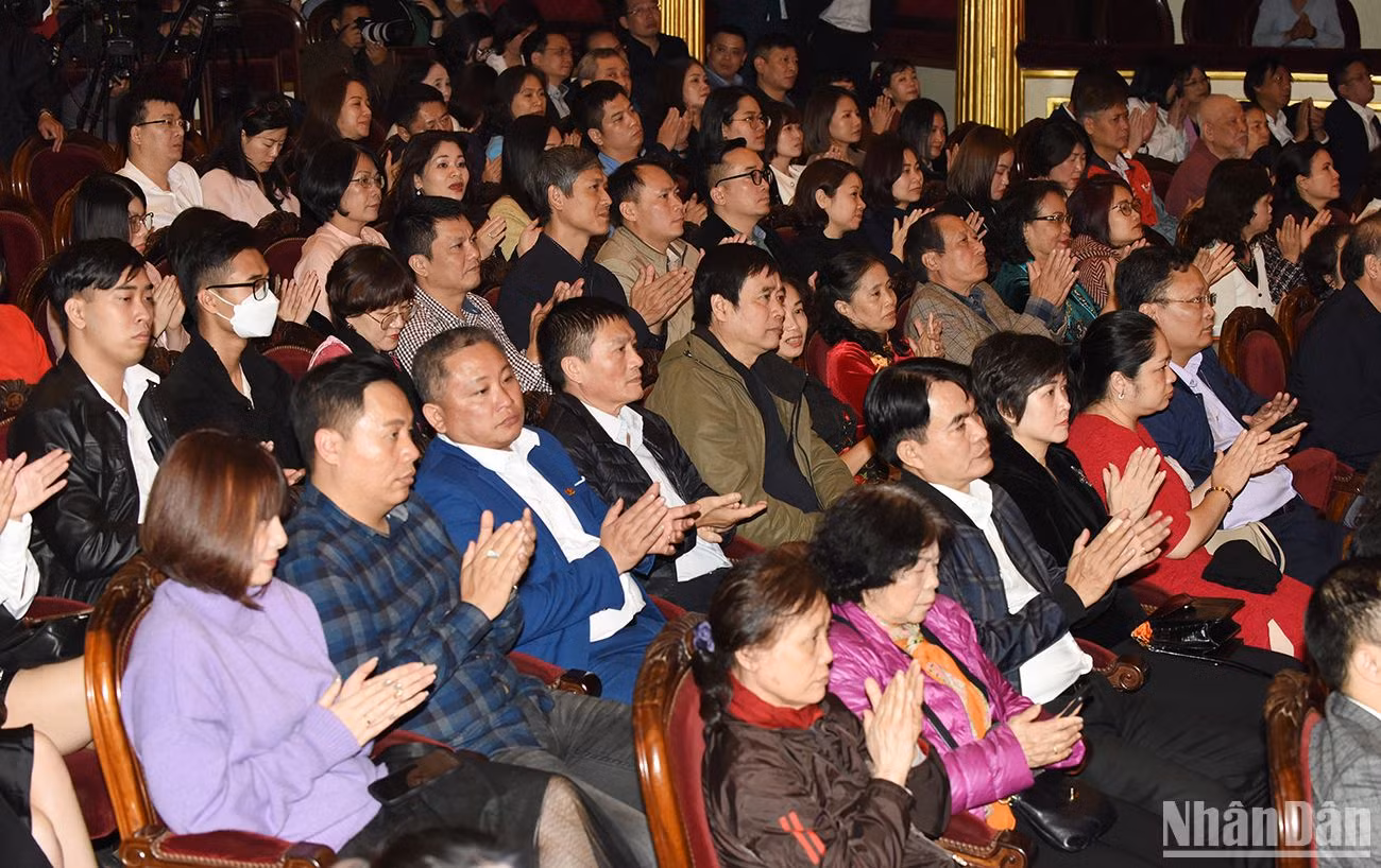 Đông đảo công chúng tham dự chương trình.