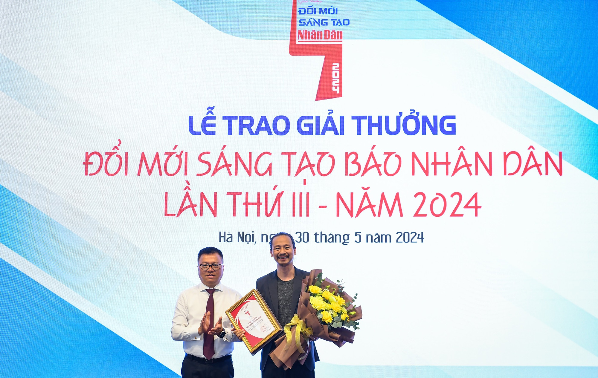 Đồng chí Lê Quốc Minh, Tổng Biên tập Báo Nhân Dân trao giải thưởng “Vinh danh Đối tác đồng hành” cho các đơn vị đã có những đối tác phối hợp hiệu quả với Báo Nhân Dân trên hành trình đổi mới sáng tạo.