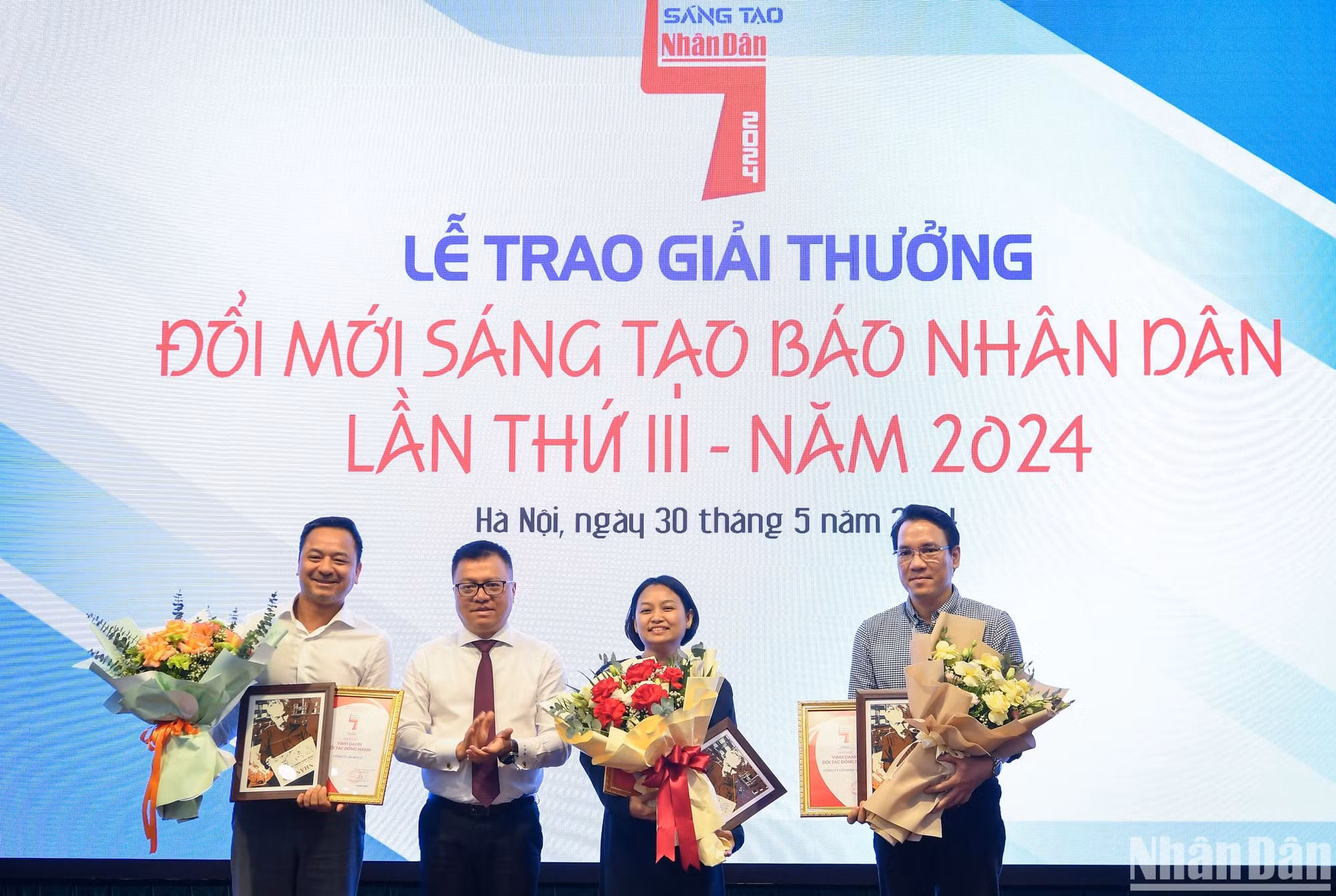 Đồng chí Lê Quốc Minh, Tổng Biên tập Báo Nhân Dân trao giải thưởng “Vinh danh Đối tác đồng hành” cho các đơn vị đã có những đối tác phối hợp hiệu quả với Báo Nhân Dân trên hành trình đổi mới sáng tạo.