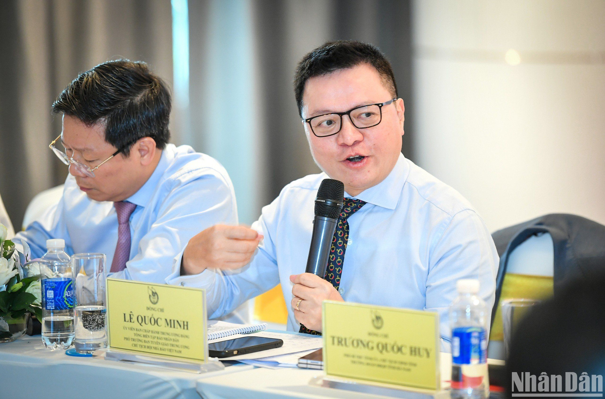 Tổng Biên tập Báo Nhân Dân, Chủ tịch Hội Nhà báo Việt Nam Lê Quốc Minh trao đổi tại Diễn đàn. (Ảnh: THÀNH ĐẠT)