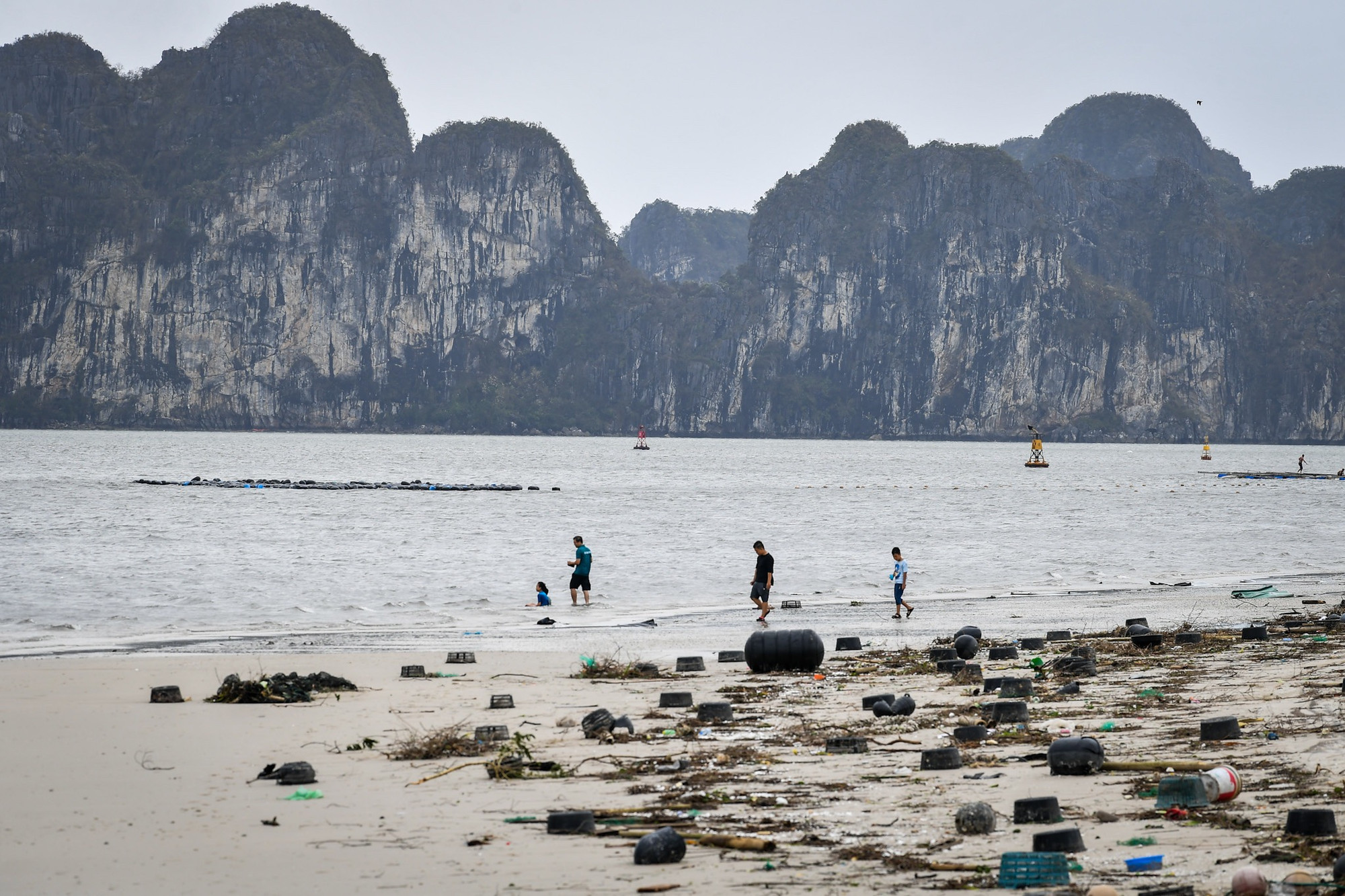 Bãi tắm Hòn Gai đã có người dân xuống chơi và dạo biển.