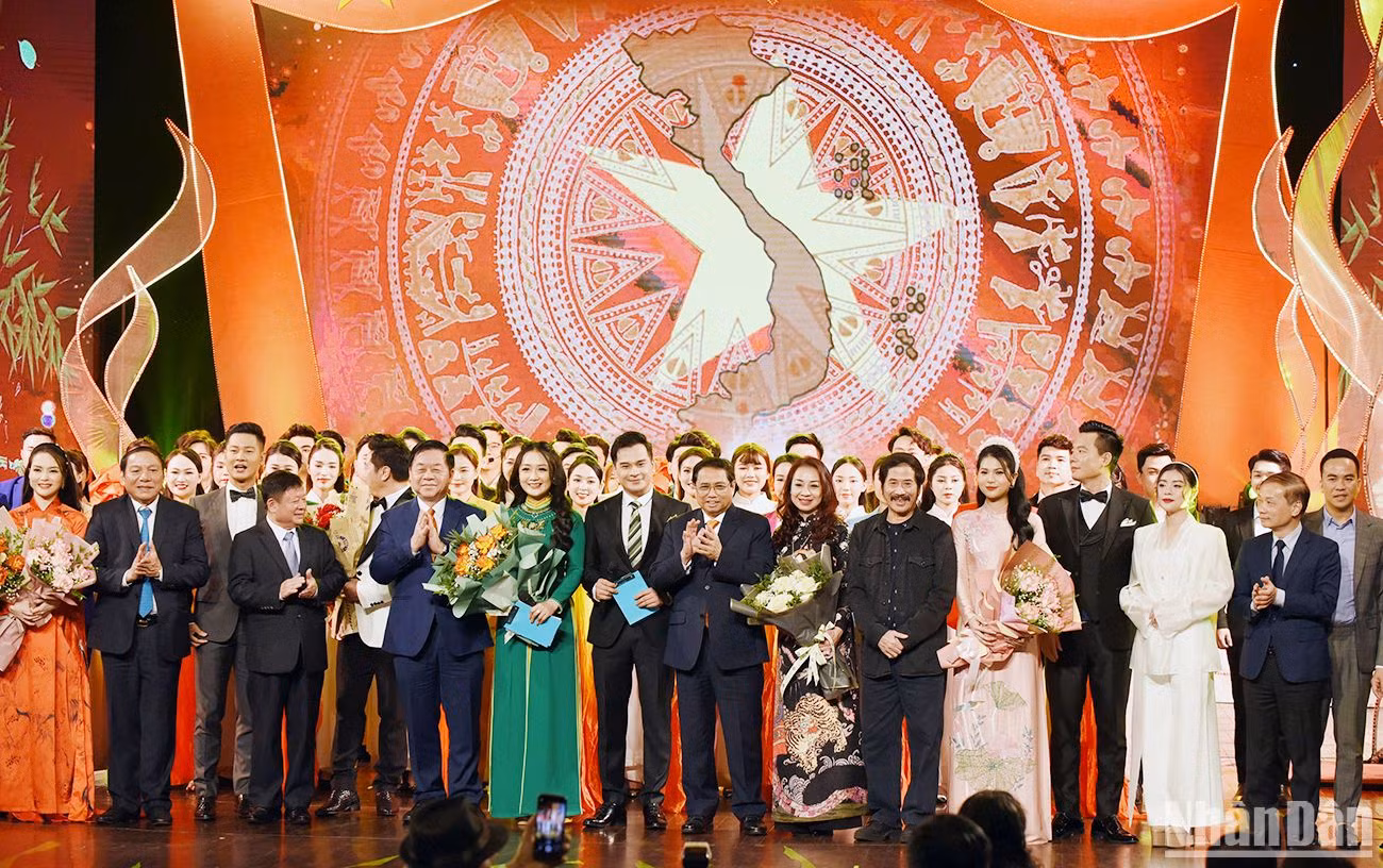Thủ tướng Phạm Minh Chính cùng các nghệ sĩ biểu diễn trong chương trình lễ Kỷ niệm 80 năm Đề cương về Văn hoá Việt Nam.