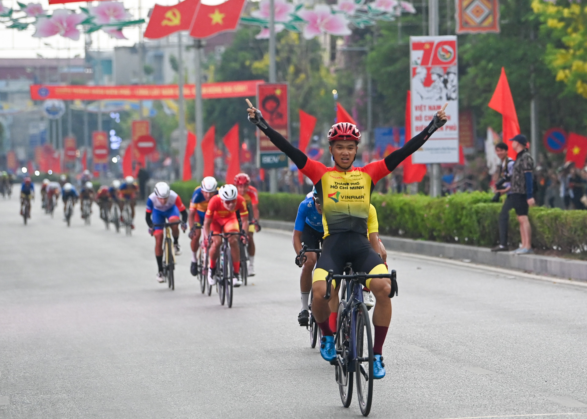 Với màn nước rút mạnh mẽ, cua-rơ Nguyễn Văn Bình (TP Hồ Chí Minh) nhất chặng 5.