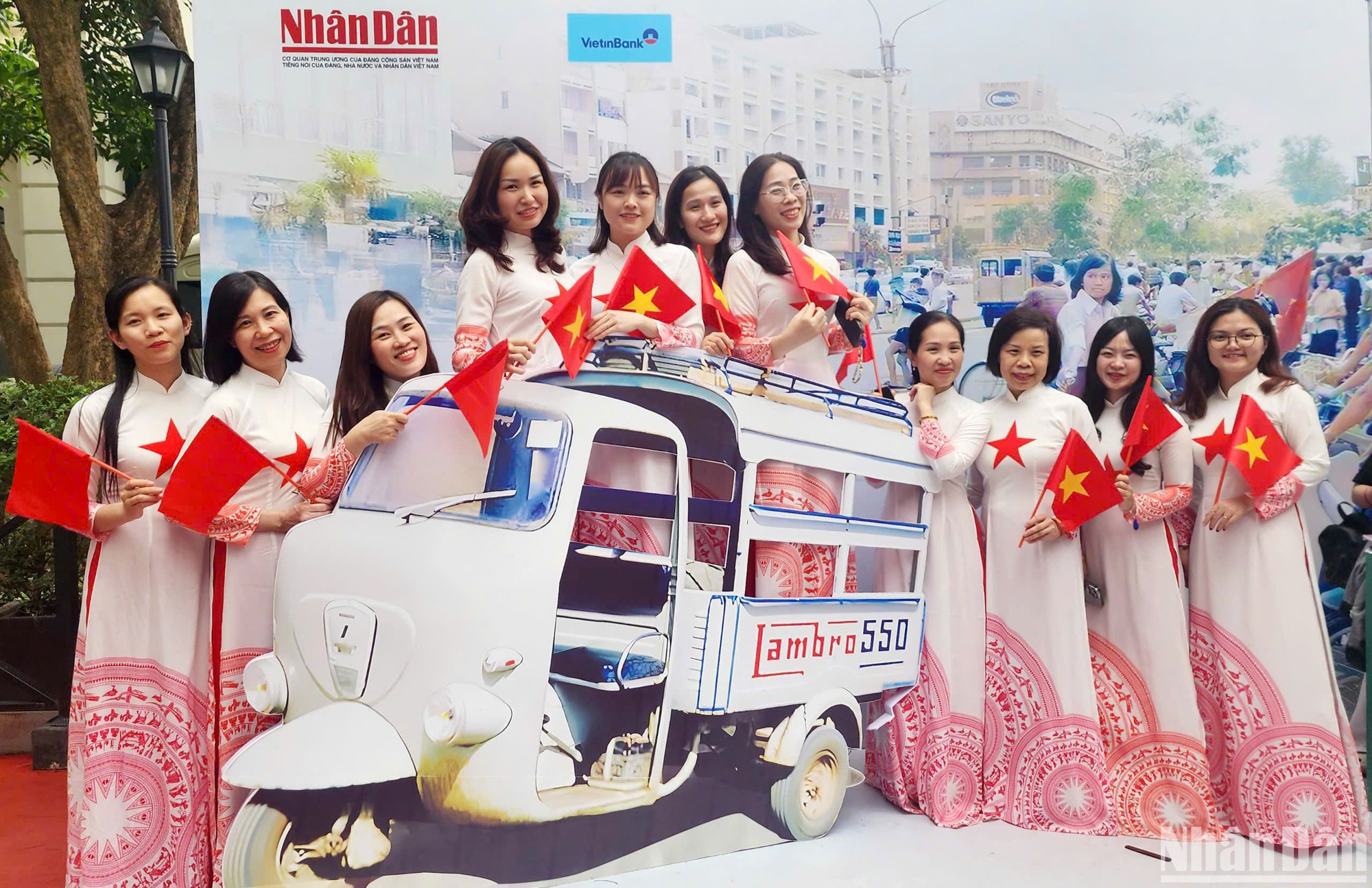 Các đảng viên thuộc Chi bộ Trường Mẫu giáo mầm non A (quận Hoàn Kiếm, Hà Nội) tham gia buổi sinh hoạt chi bộ đặc biệt tại Triển lãm tương tác của Báo Nhân Dân. 