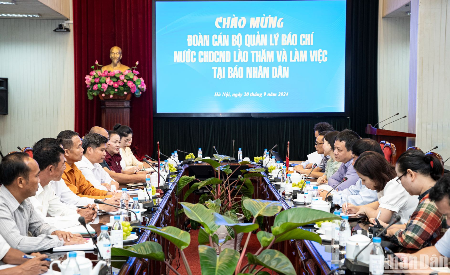 Quang cảnh cuộc làm việc.