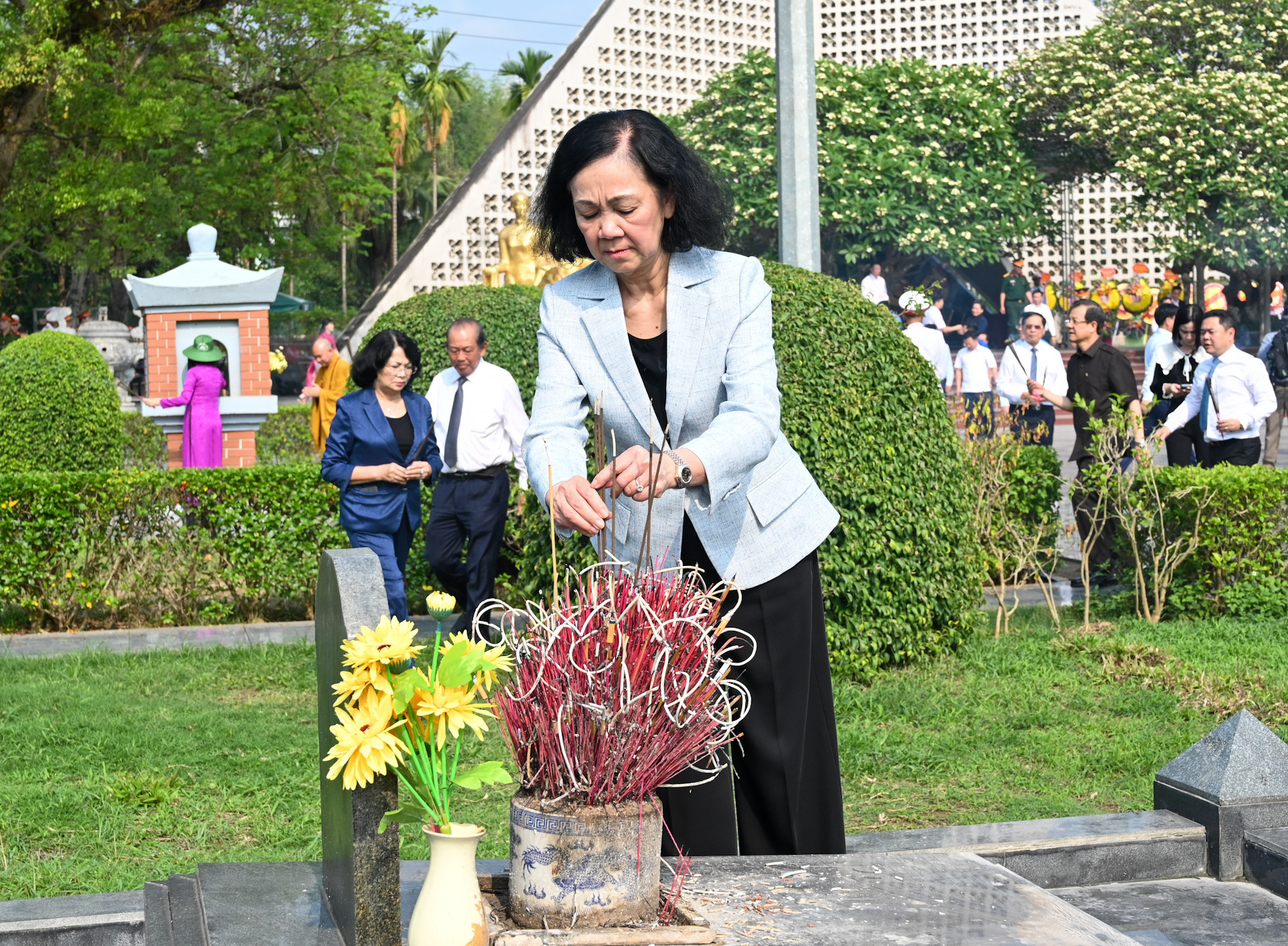 Đồng chí Trương Thị Mai thắp hương tri ân các Anh hùng liệt sĩ tại Nghĩa trang liệt sĩ quốc gia A1.