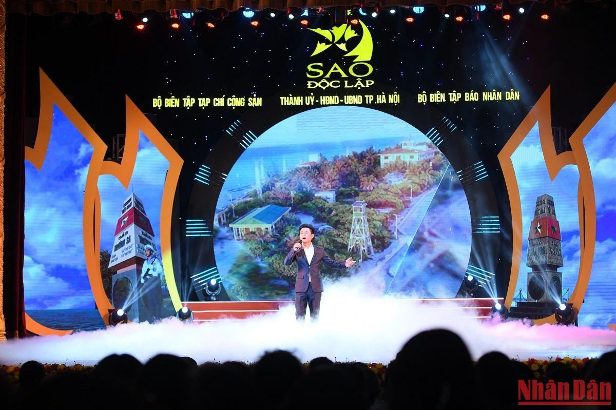 Ca sĩ Tấn Minh trình bày ca khúc “Có một Trường Sa trong lòng Hà Nội”. (Ảnh: THÀNH ĐẠT)