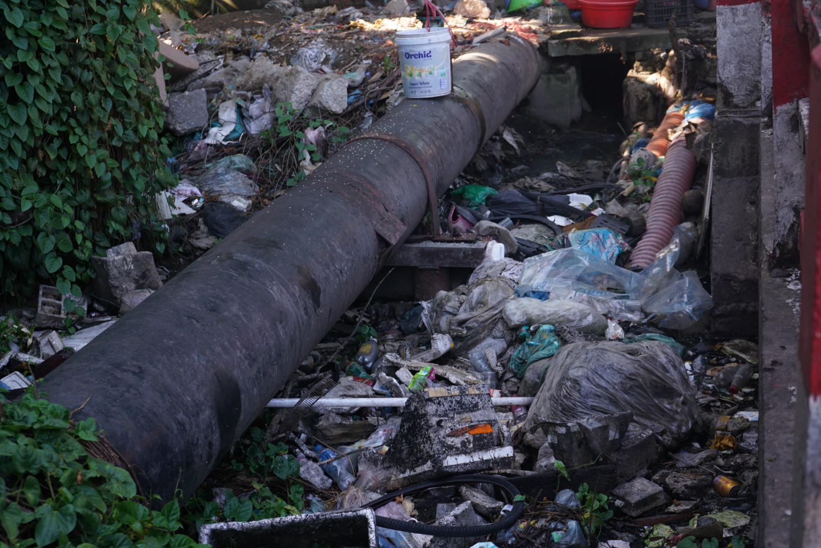 Có thể thấy đủ loại rác thải nổi trên mặt nước, có nhiều điểm rác tồn đọng đã lâu ngày, khiến nước không thể lưu thông được.