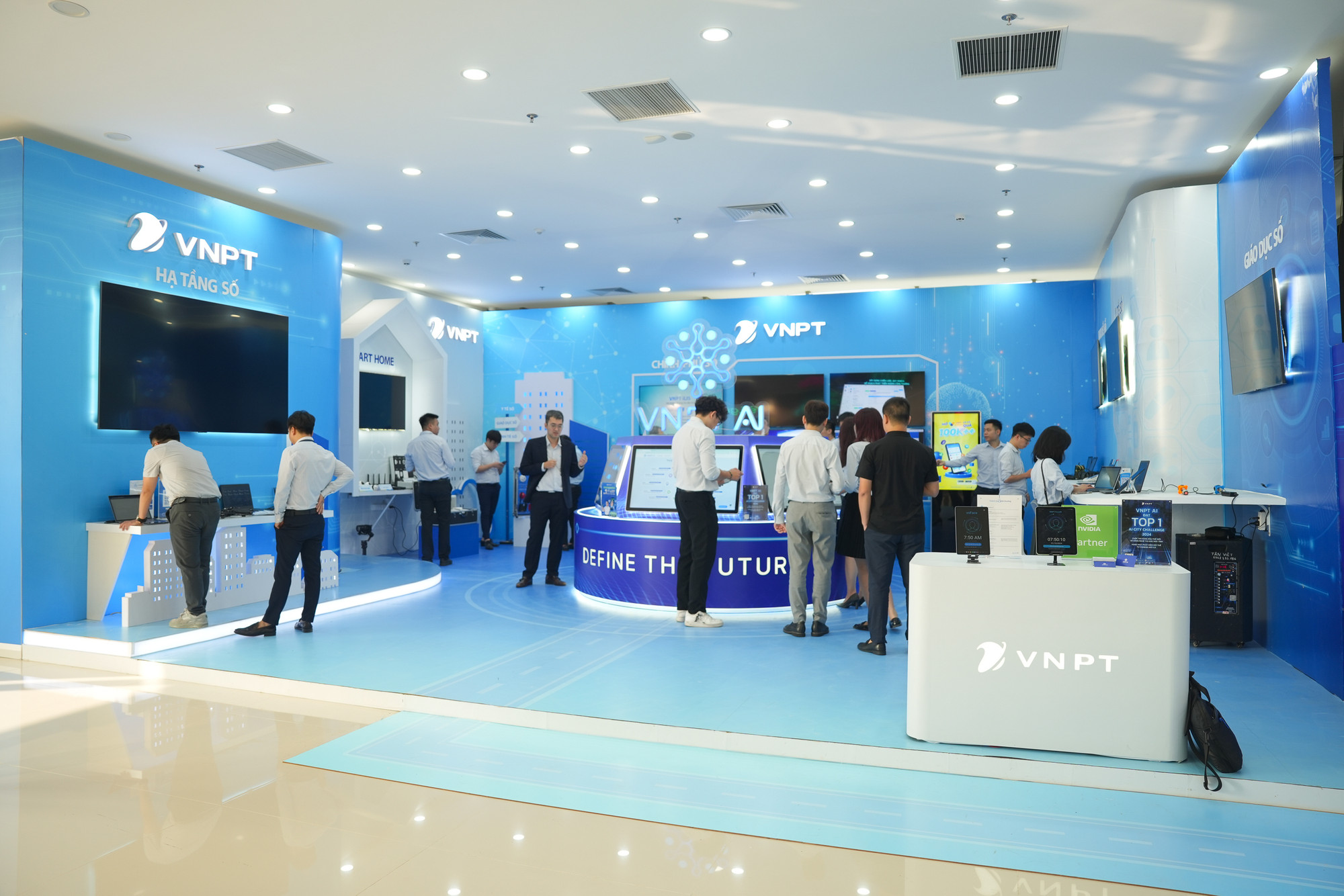 Khách tham quan trải nghiệm tính năng trí tuệ nhân tạo tại gian trưng bày của tập đoàn VNPT.