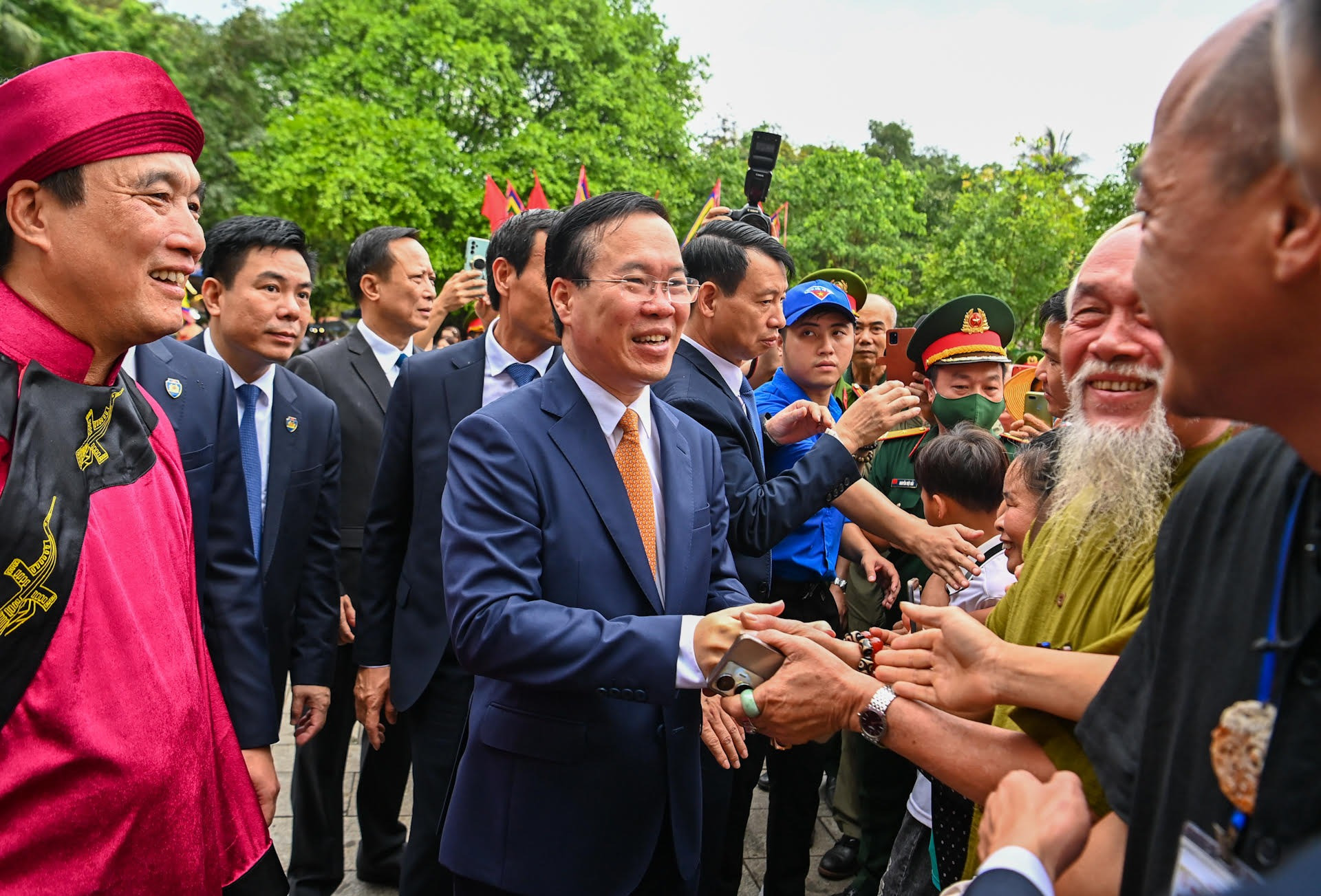 Chủ tịch nước Võ Văn Thưởng với người dân và du khách thập phương tại Khu Di tích lịch sử đặc biệt quốc gia Đền Hùng.