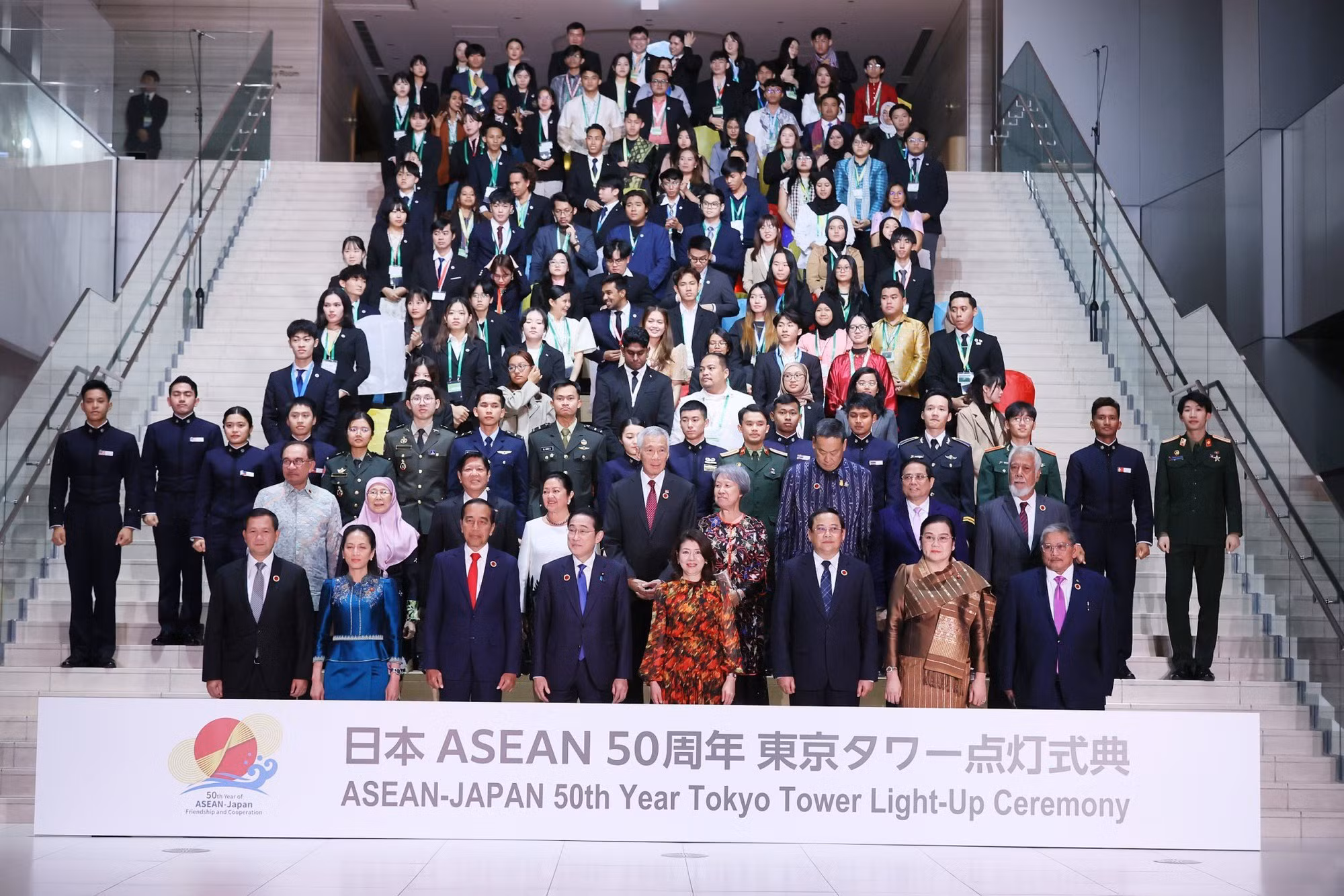 Thủ tướng Nhật Bản Kishida Fumio, Thủ tướng Phạm Minh Chính và các trưởng đoàn tham dự buổi lễ.