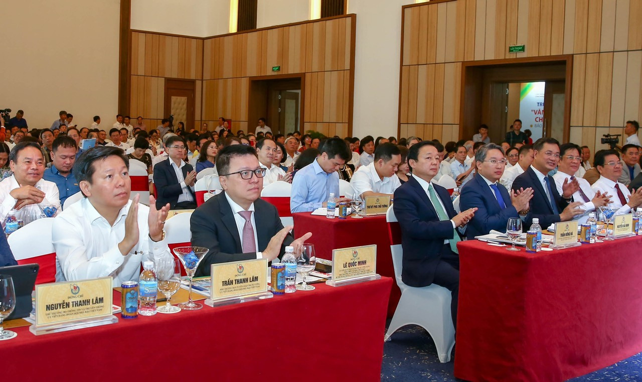 Dự hội nghị có các đồng chí Ủy viên Trung ương Đảng: Trần Hồng Hà, Phó Thủ tướng Chính phủ; Lê Quốc Minh, Tổng Biên tập Báo Nhân Dân, Phó Trưởng Ban Tuyên giáo Trung ương, Chủ tịch Hội Nhà báo Việt Nam; Nguyễn Hải Ninh, Bí thư Tỉnh ủy Khánh Hòa; cùng gần 700 đại biểu khách mời. (Ảnh: SƠN HẢI)