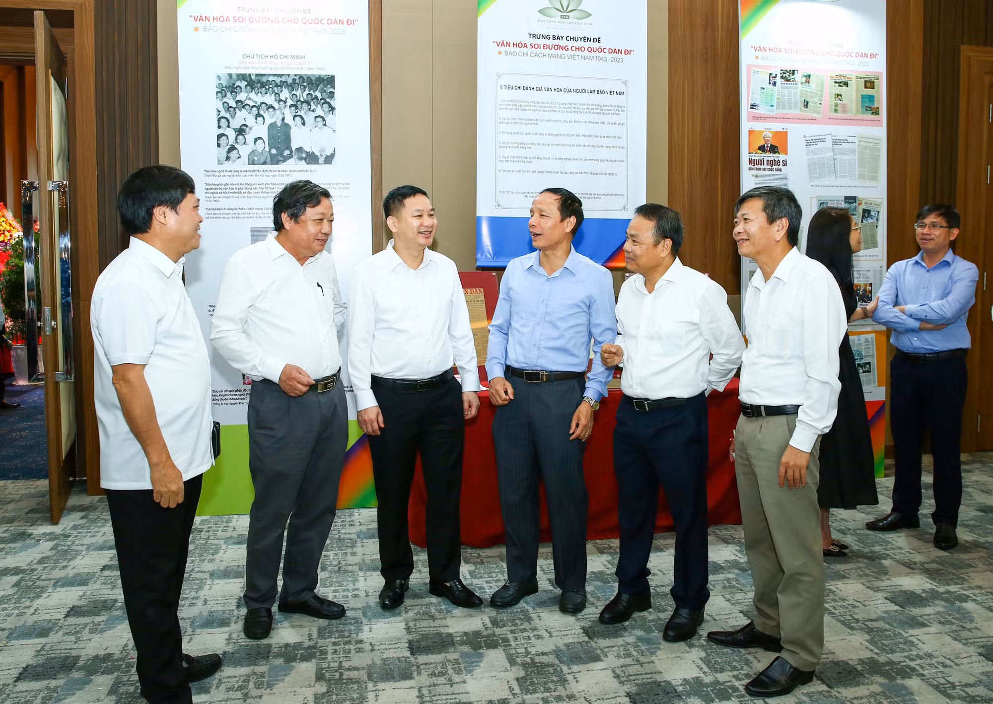 Các đại biểu trao đổi bên lề Hội nghị. (Ảnh: SƠN HẢI)