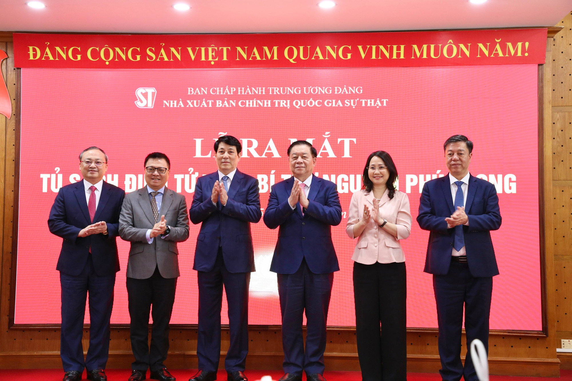 Các đại biểu dự Lễ ra mắt Tủ sách điện tử Tổng Bí thư Nguyễn Phú Trọng.