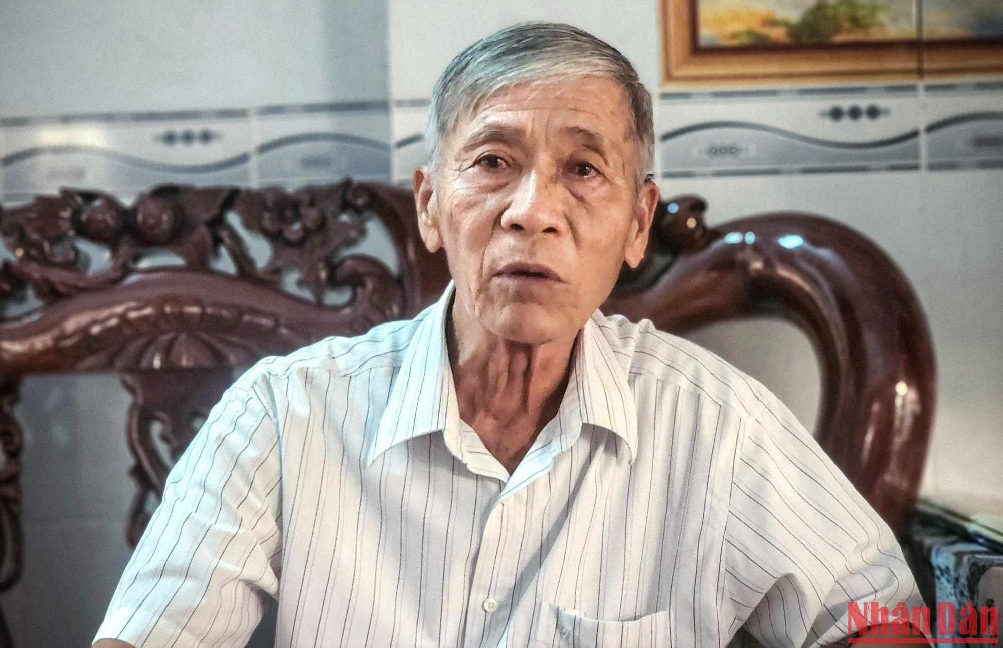 Ông Hai Trí không giấu nổi sự xúc động khi nhớ lại những ngày đi tìm đồng đội trên đất bạn Campuchia. (Ảnh: THÀNH ĐẠT)