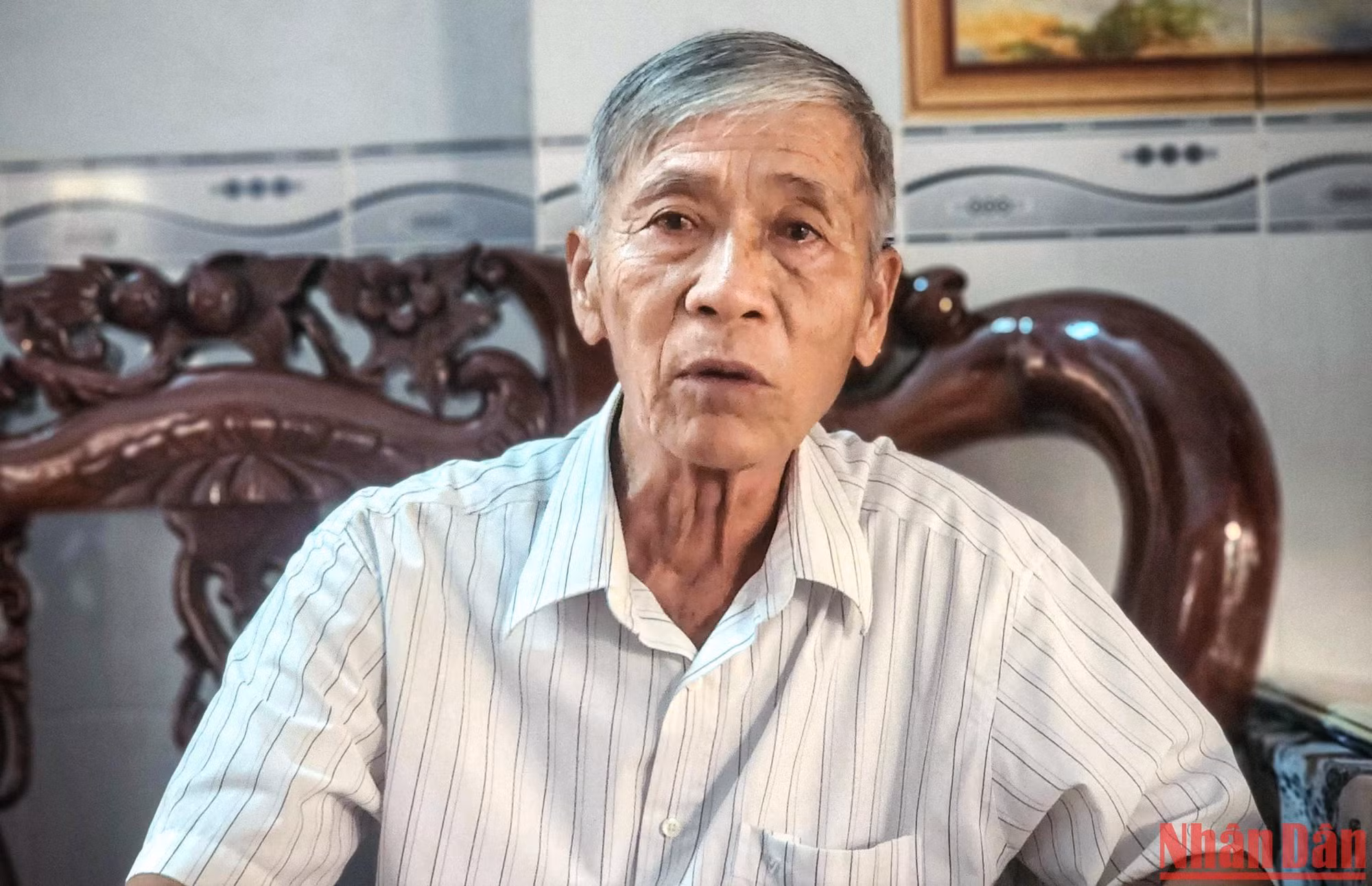 Ông Hai Trí không giấu nổi sự xúc động khi nhớ lại những ngày đi tìm đồng đội trên đất bạn Campuchia. (Ảnh: THÀNH ĐẠT)