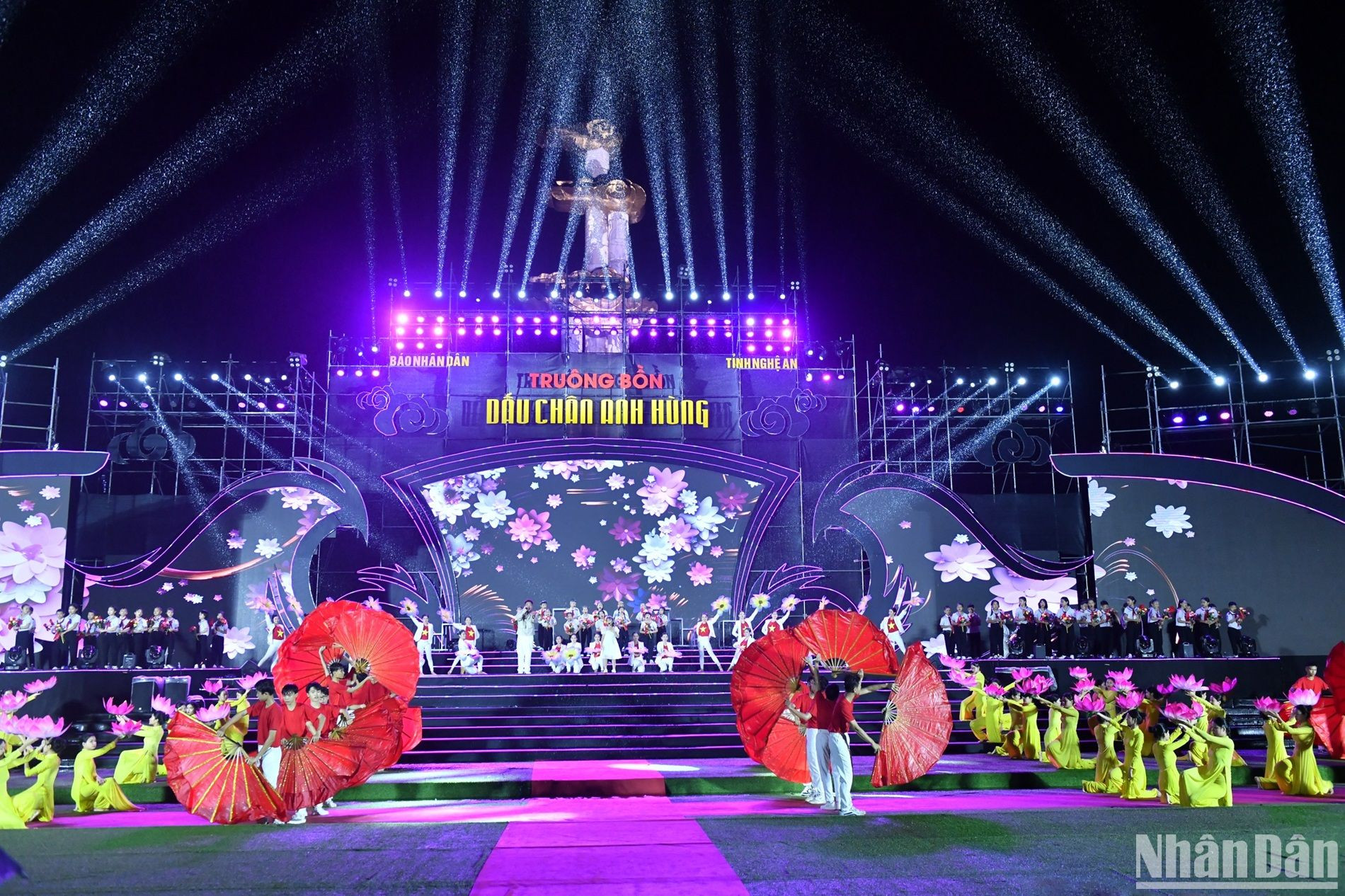 Chương 2 "Lửa hồng tiếp bước tương lai" khẳng định tuổi trẻ hôm nay luôn sẵn sàng hy sinh cho nghĩa lớn, luôn khát khao vươn tới những giá trị cao đẹp của cuộc sống, cho sự trường tồn của giống nòi và vì sự lớn mạnh của quê hương, đất nước.