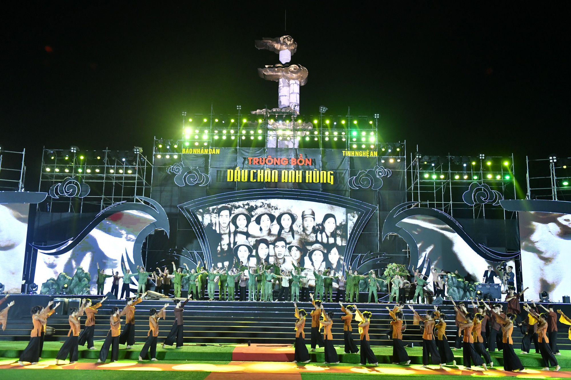 Những ký ức về cuộc chiến tại Truông Bồn năm 1968 được kể lại sống động qua nghệ thuật vẽ tranh cát của họa sĩ Trí Đức, cùng sự tham gia của chính người dân Truông Bồn, để họ tự kể câu chuyện lịch sử của chính mình.