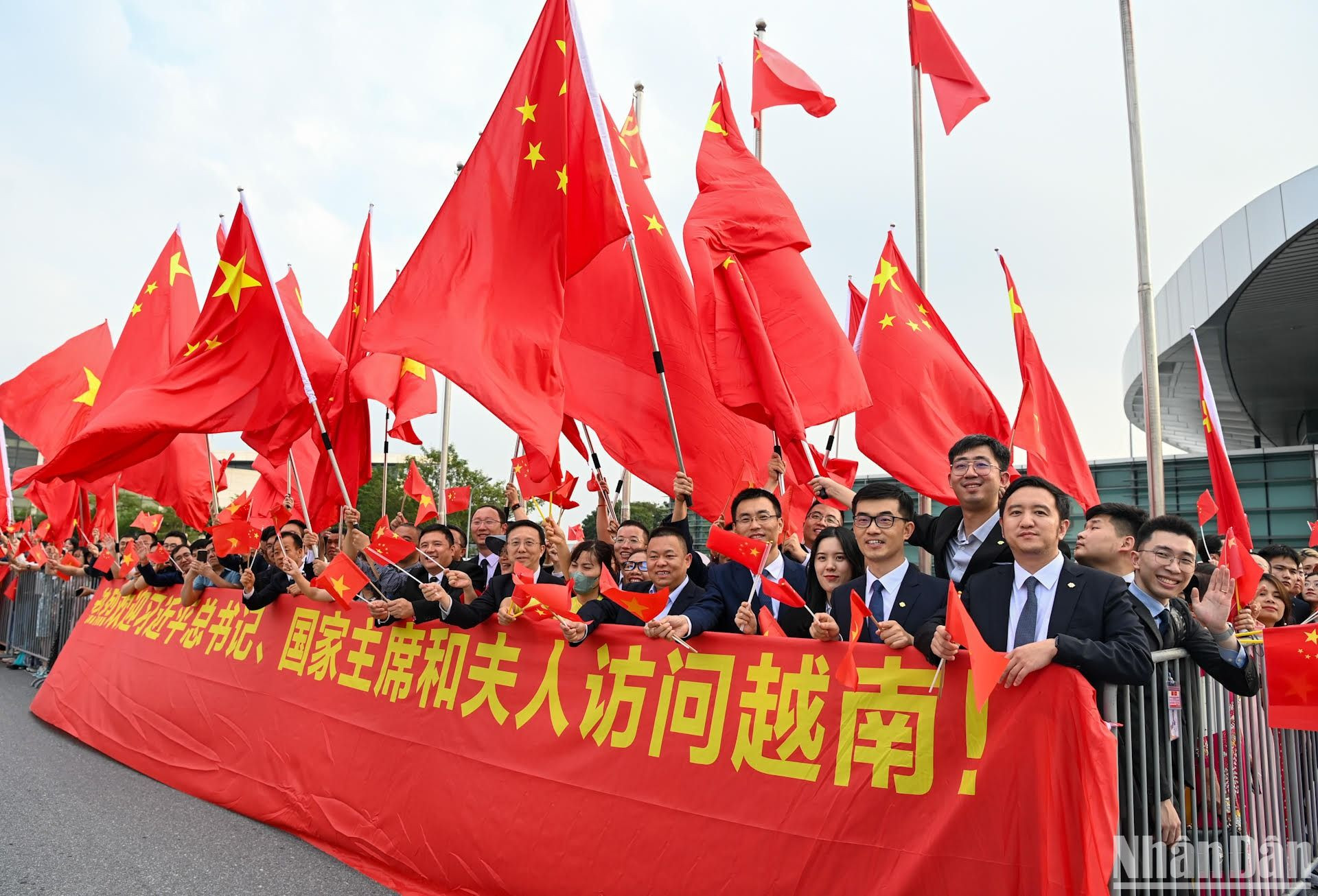 Người dân vẫy chào Tổng Bí thư, Chủ tịch Trung Quốc Tập Cận Bình và Phu nhân.