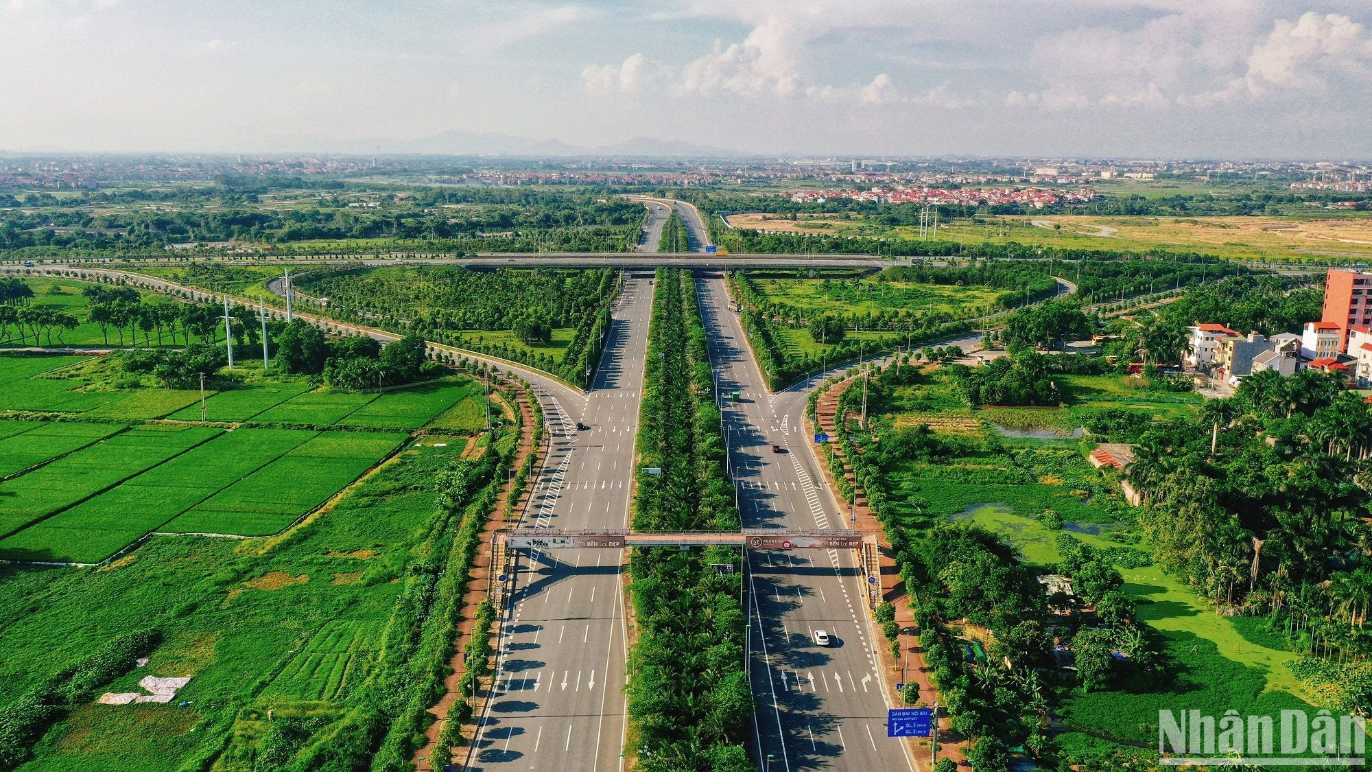 Thành phố sẽ tập trung phát triển hệ thống đường giao thông kết nối nhanh lan toả từ trung tâm ra các vùng ngoại vi; hoàn thành xây dựng các tuyến đường quốc lộ, đường cao tốc, đường xuyên tâm, đường tỉnh lộ, đường vành đai nối Hà Nội với các tỉnh, kết nối đô thị trung tâm với các đô thị vệ tinh… (Ảnh: THÀNH ĐẠT)