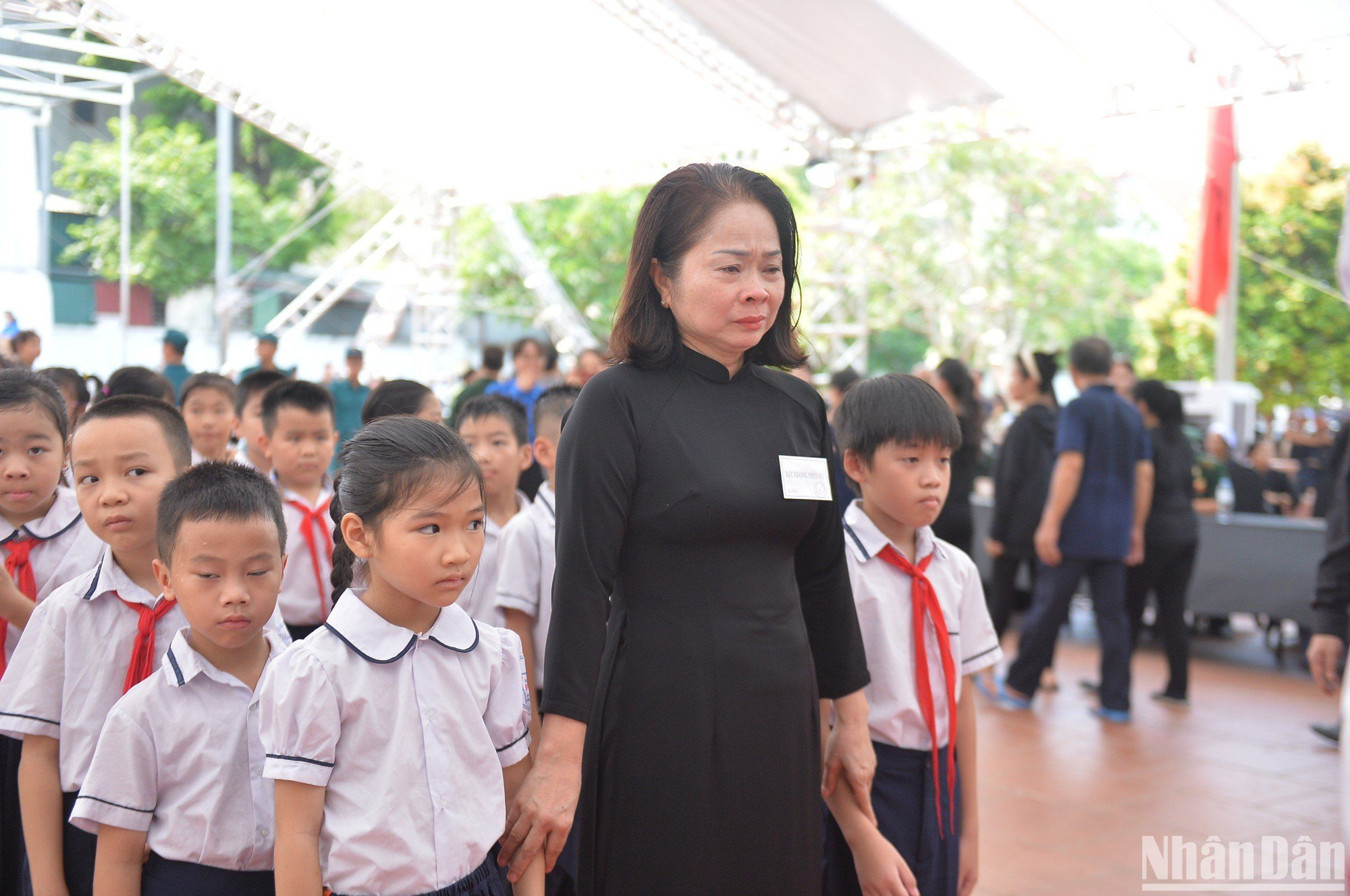 Giáo viên và các em học sinh vào viếng Tổng Bí thư Nguyễn Phú Trọng tại thôn Lại Đà, xã Đông Hội, huyện Đông Anh, Hà Nội.