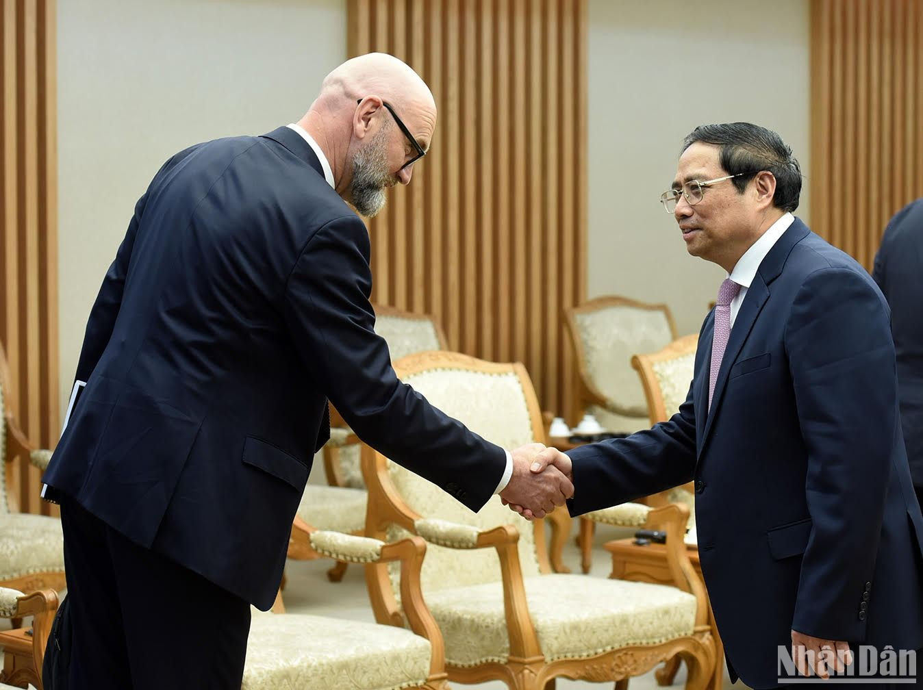 Thủ tướng Chính phủ Phạm Minh Chính đón thành viên đi cùng đoàn với ngài Bộ trưởng Nông nghiệp Thụy Sĩ.