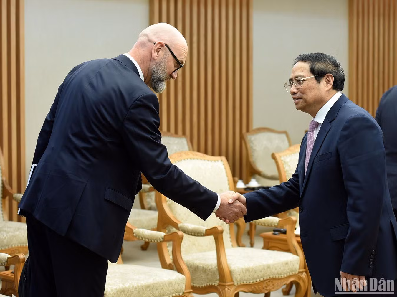 Thủ tướng Chính phủ Phạm Minh Chính đón thành viên đi cùng đoàn với ngài Bộ trưởng Nông nghiệp Thụy Sĩ.