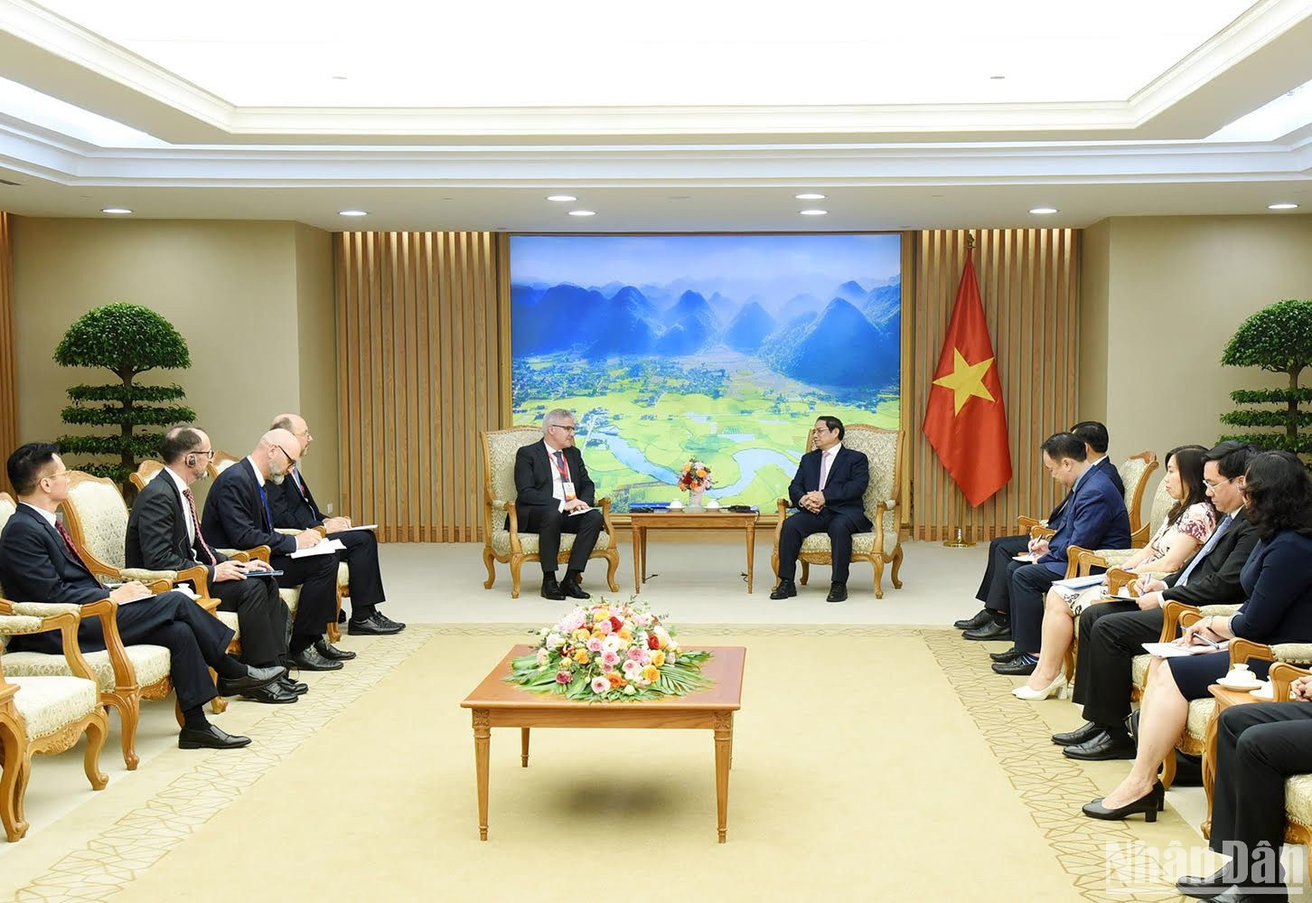 Tại buổi tiếp, Thủ tướng cho biết Việt Nam đang xây dựng nông nghiệp sinh thái, nông thôn hiện đại, nông dân văn minh; chuyển tư duy sản xuất nông nghiệp sang kinh tế nông nghiệp; sản xuất nông nghiệp có trách nhiệm… Do đó, mong muốn Thụy Sĩ tiếp tục các dự án ODA liên quan nông nghiệp, nông thôn, nông dân cho Việt Nam, nhất là ở vùng đồng bằng sông Cửu Long.